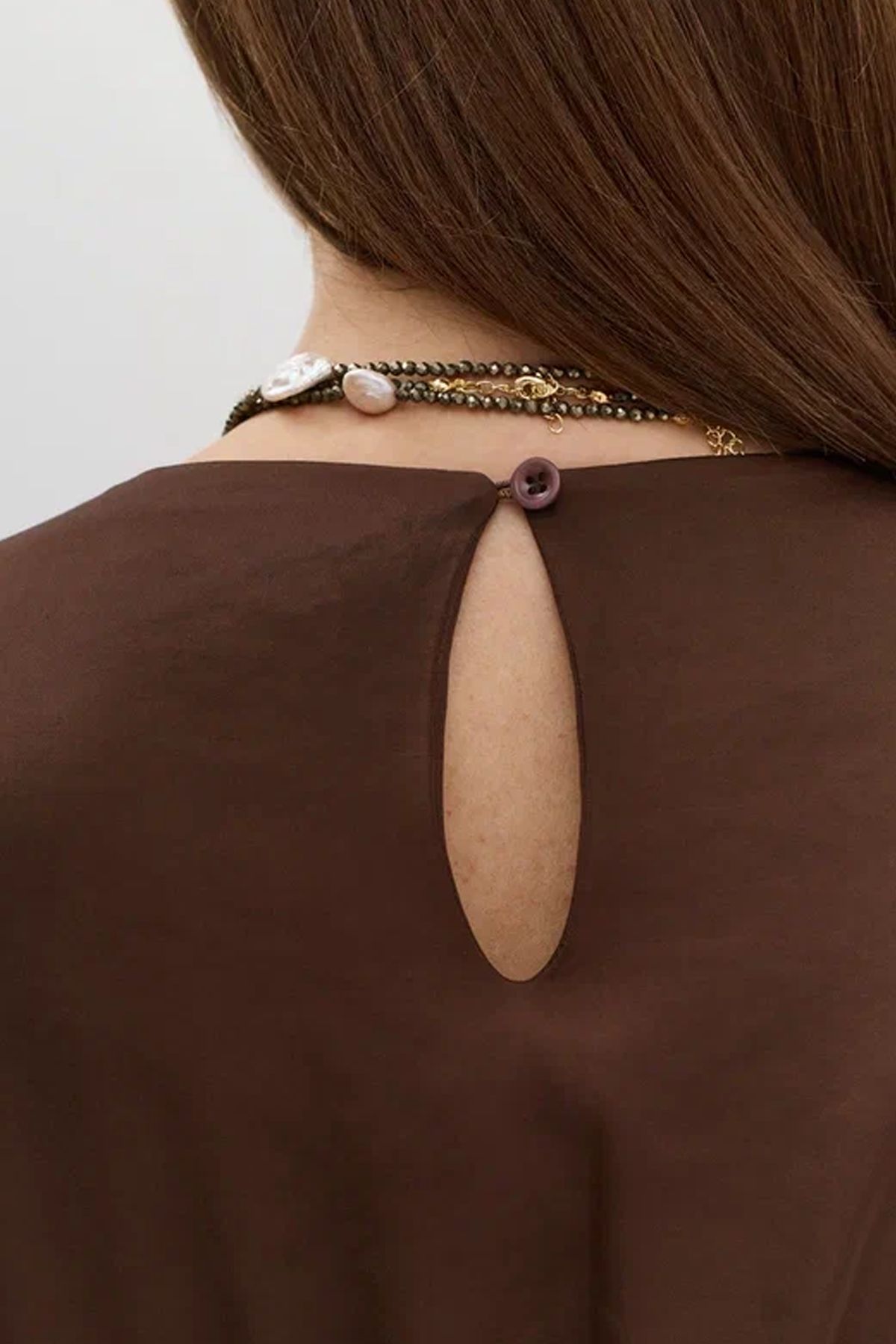 Элегантное платье со сборкой по талии в коричневом цвете, 48р