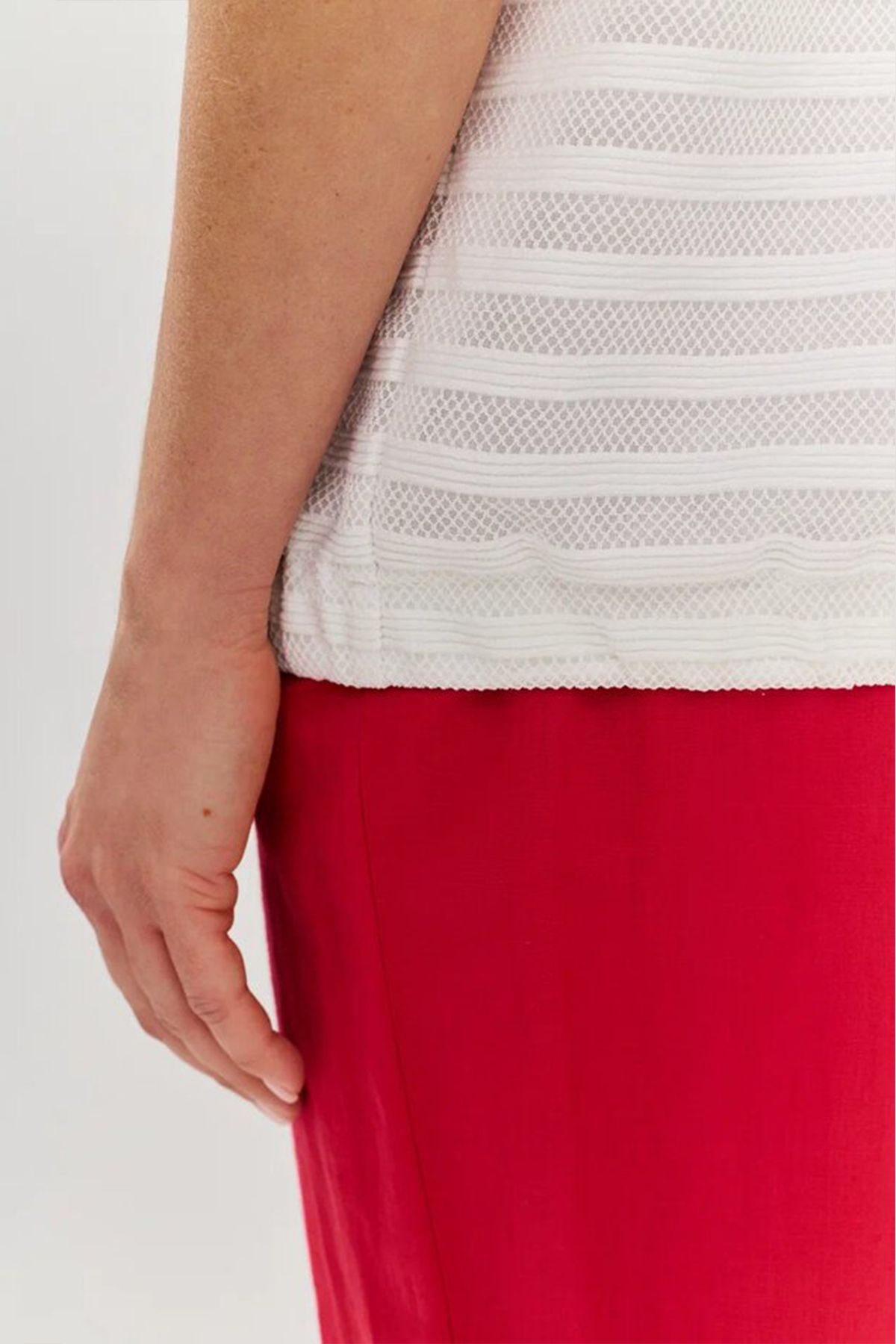 Блузка из полупрозрачной ткани с вышивкой, 42р