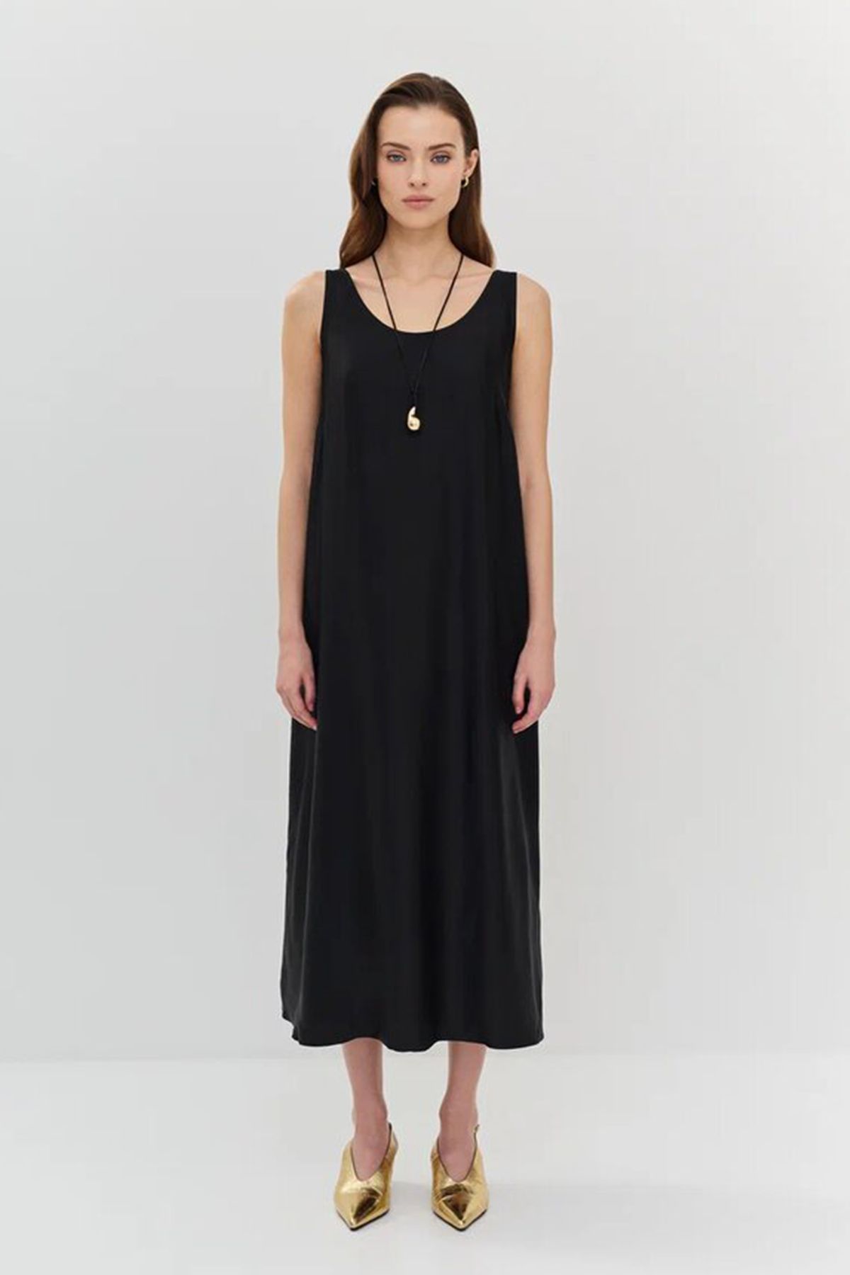 Классическое платье прямого кроя с круглым вырезом горловины, 40р