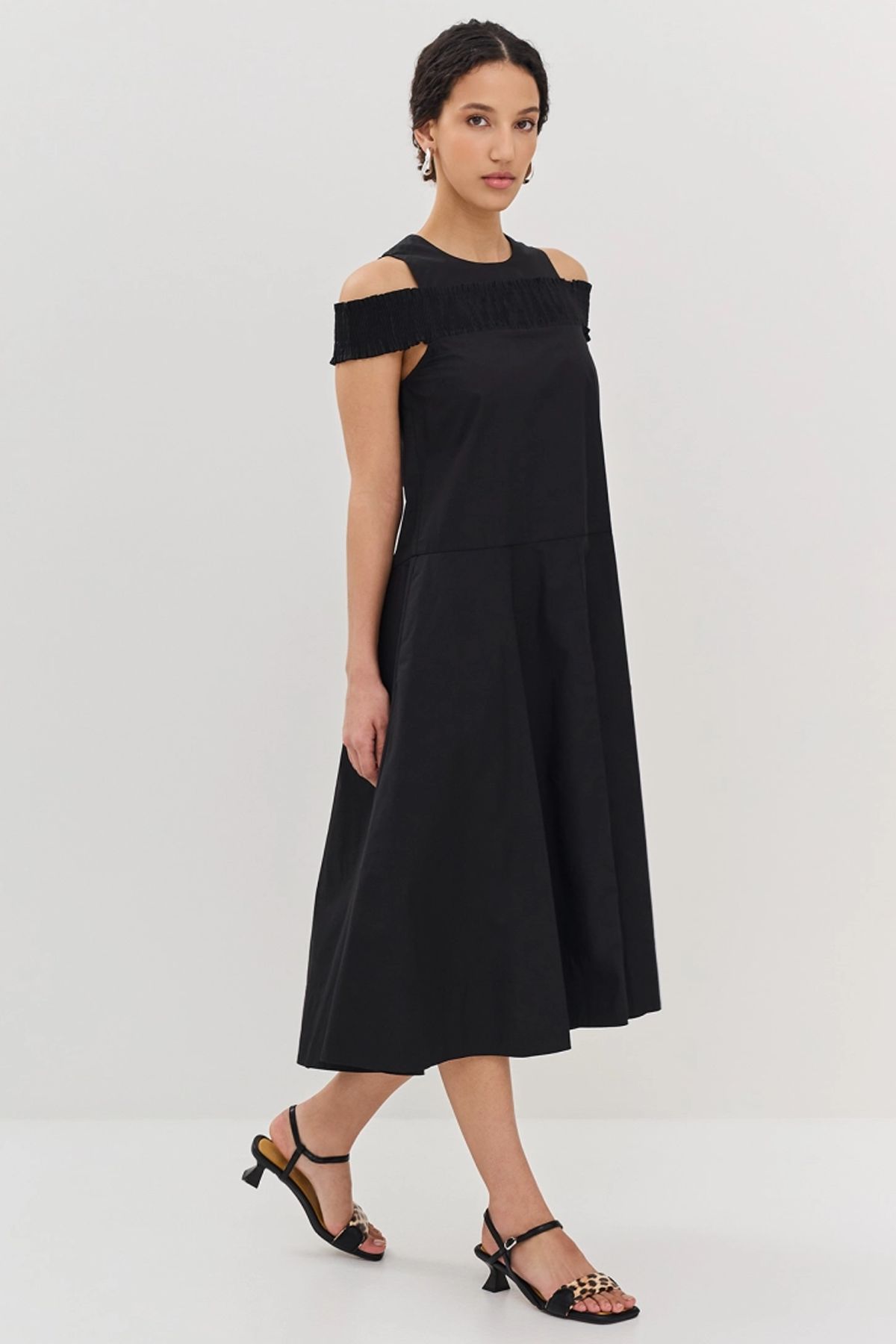 Кожаные босоножки с анималистичным принтом, 40р