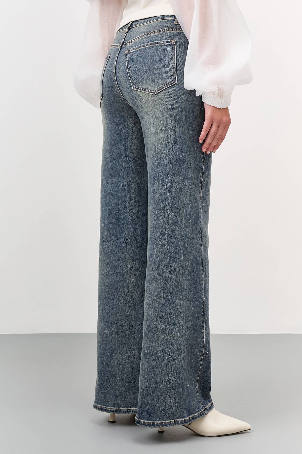 Джинсы с декором из мерцающих страз, 40