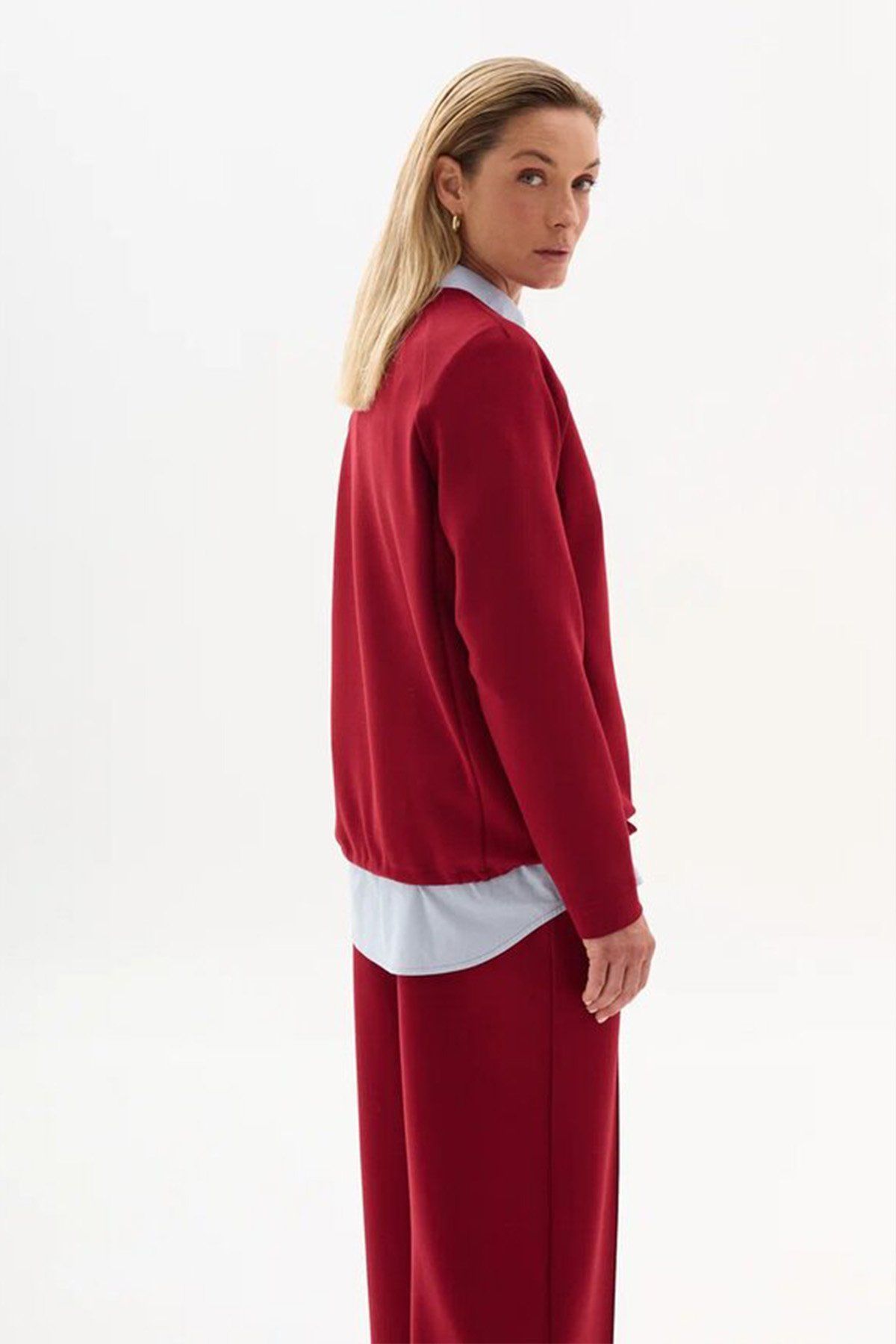 Джемпер с минималистичной вышивкой в бордовом цвете, 44р