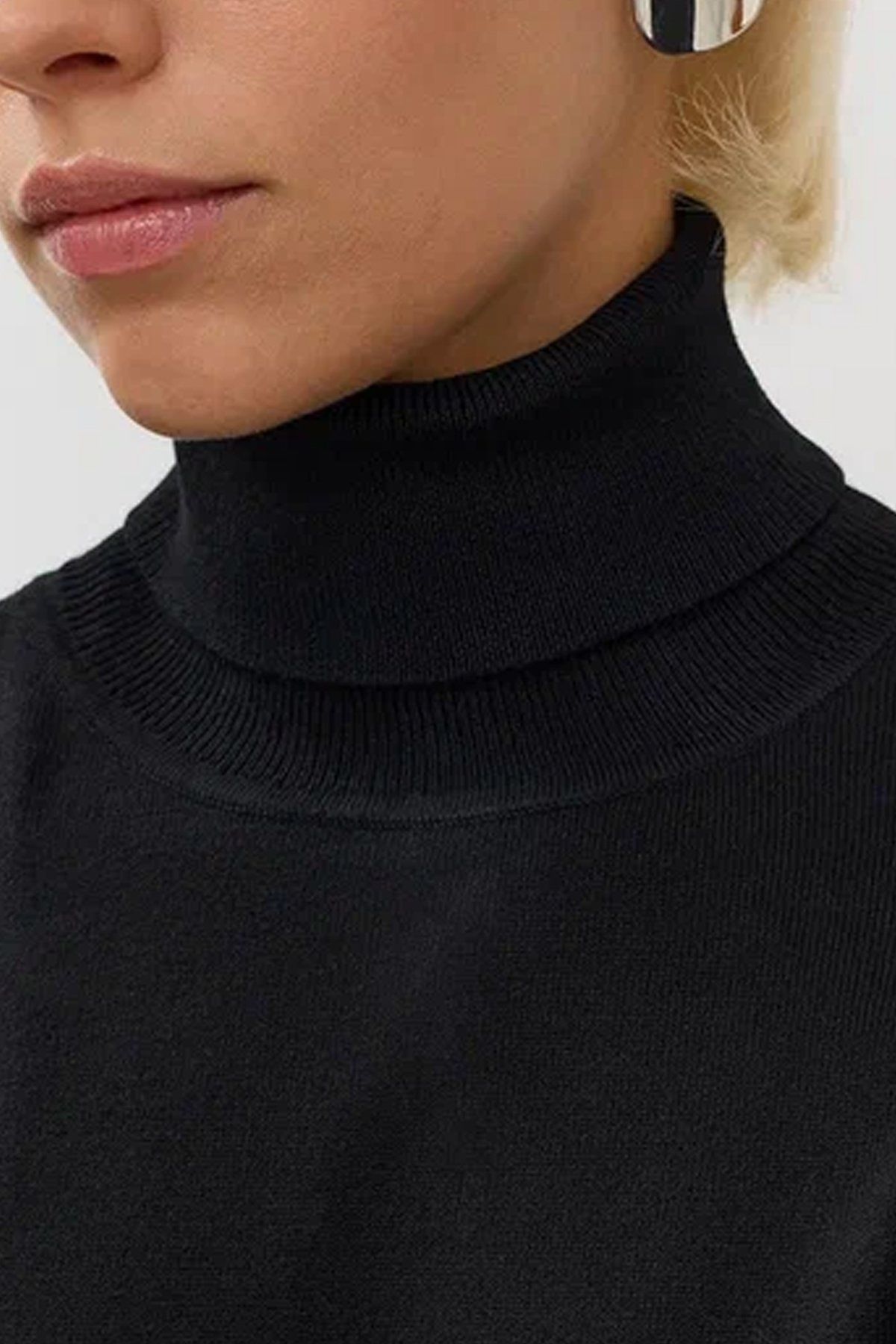 Базовый джемпер-водолазка черного цвета полуприлегающего кроя, 46р