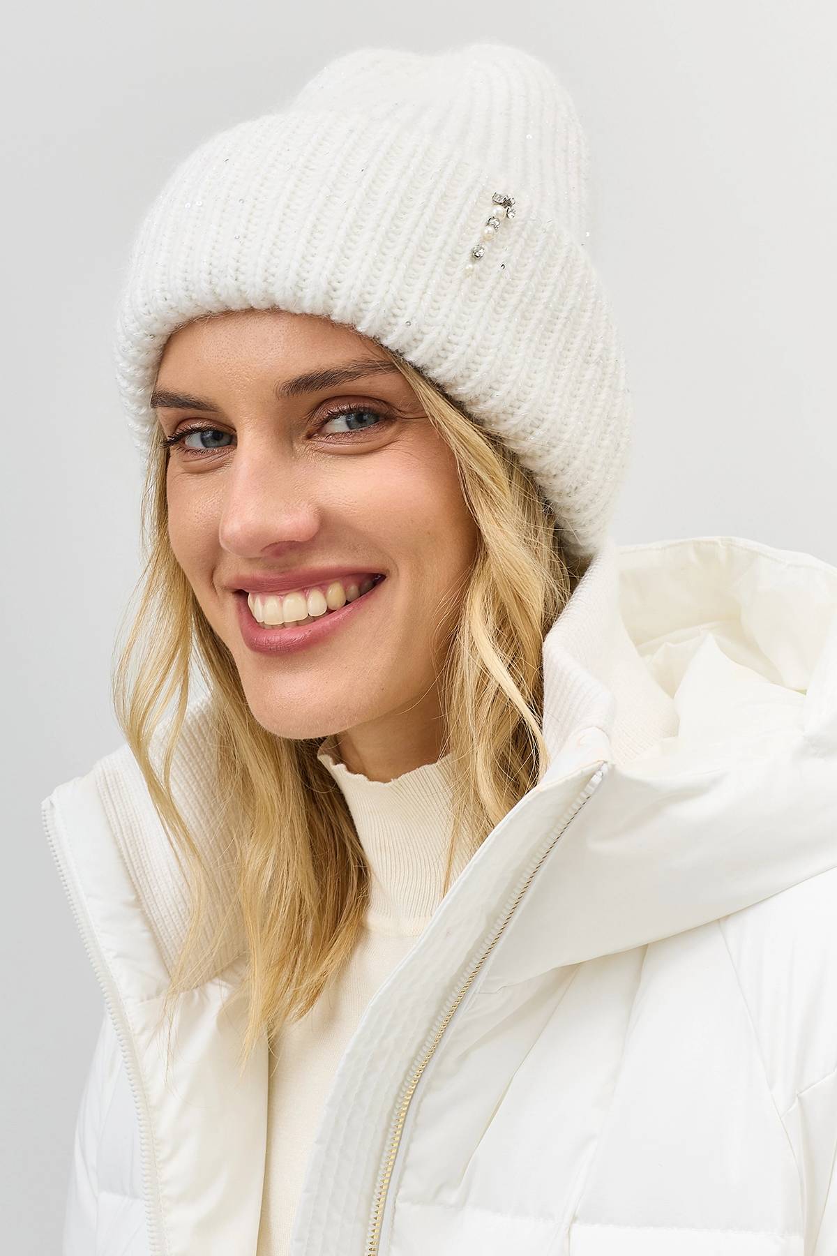 Белая шапка бини с минималистичным декором, One