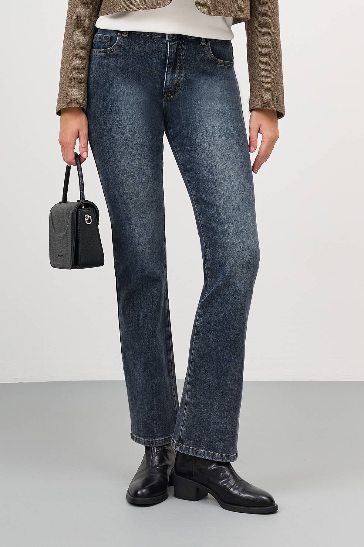 Джинсы прямого кроя со средней посадкой, 44