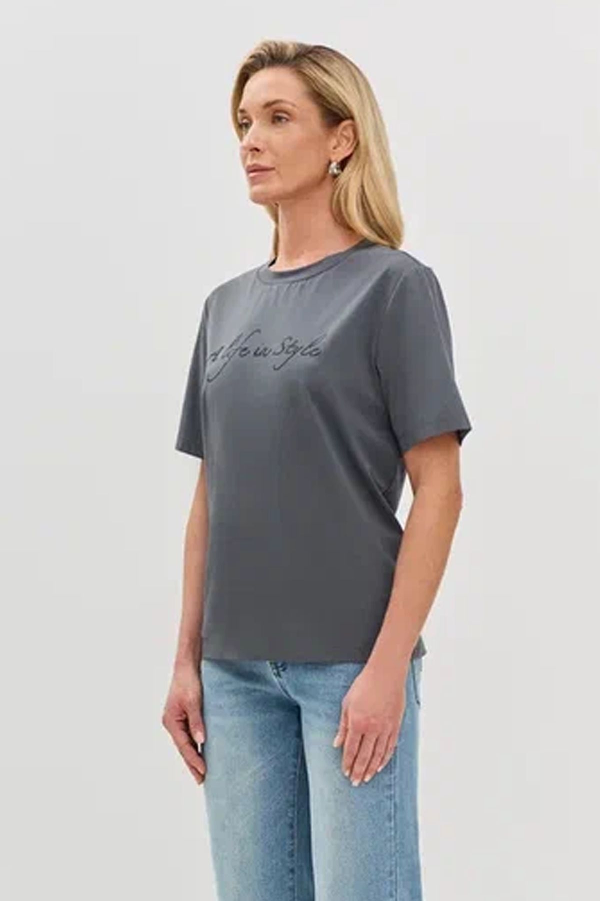 Футболка с аппликацией из страз и декором на спинке, 52р