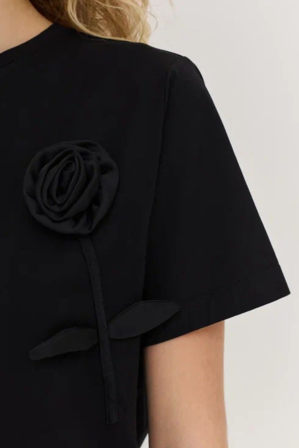 Футболка чёрного цвета с объёмным цветком, 48р