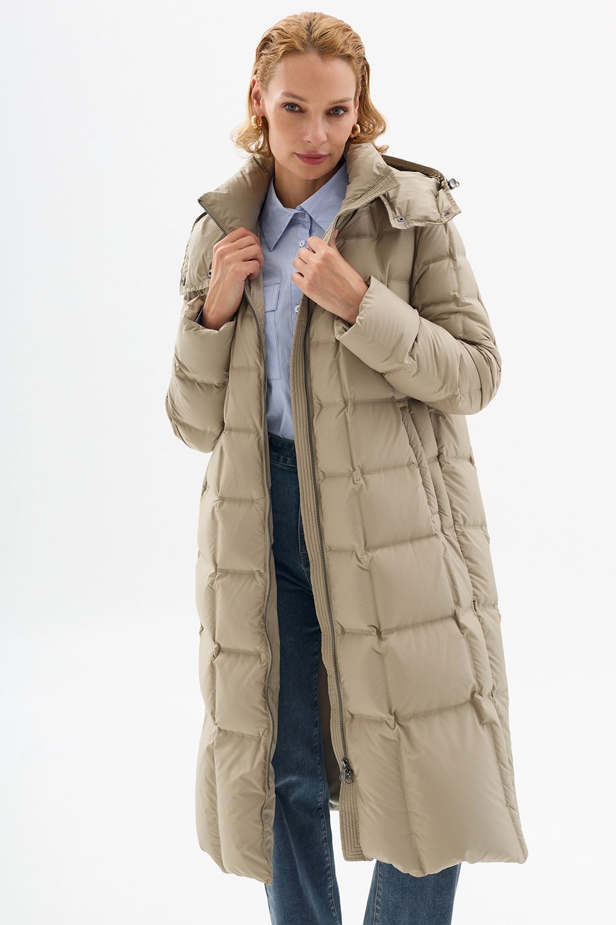 Удлиненное пуховое пальто с квадратной стёжкой и капюшоном в светло-оливковом цвете, 42р