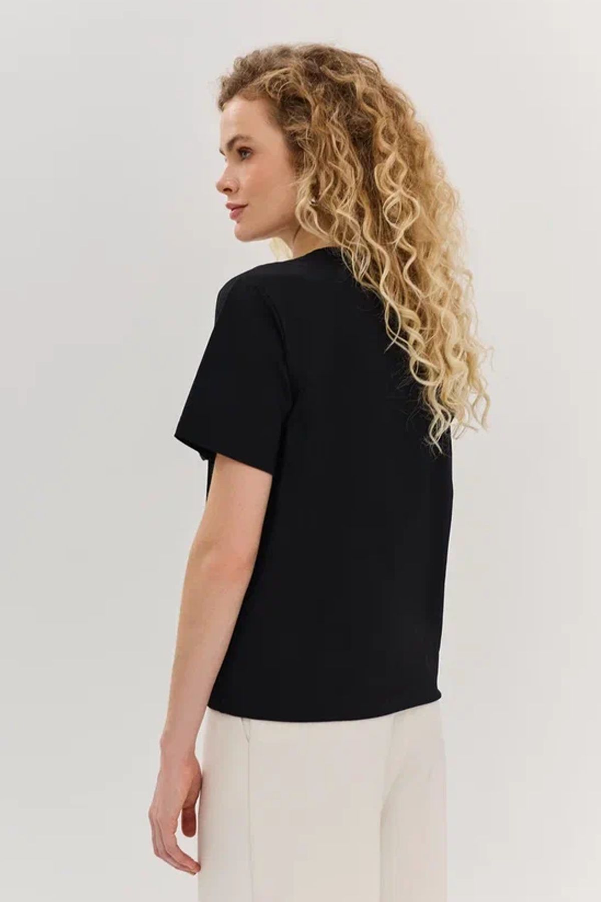 Футболка чёрного цвета с объёмным цветком, 48р