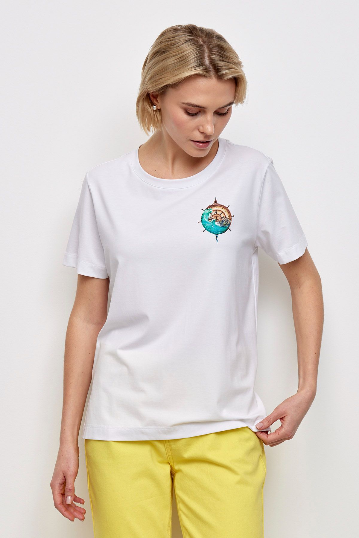 Футболка белого цвета с принтом на полочке, 50р