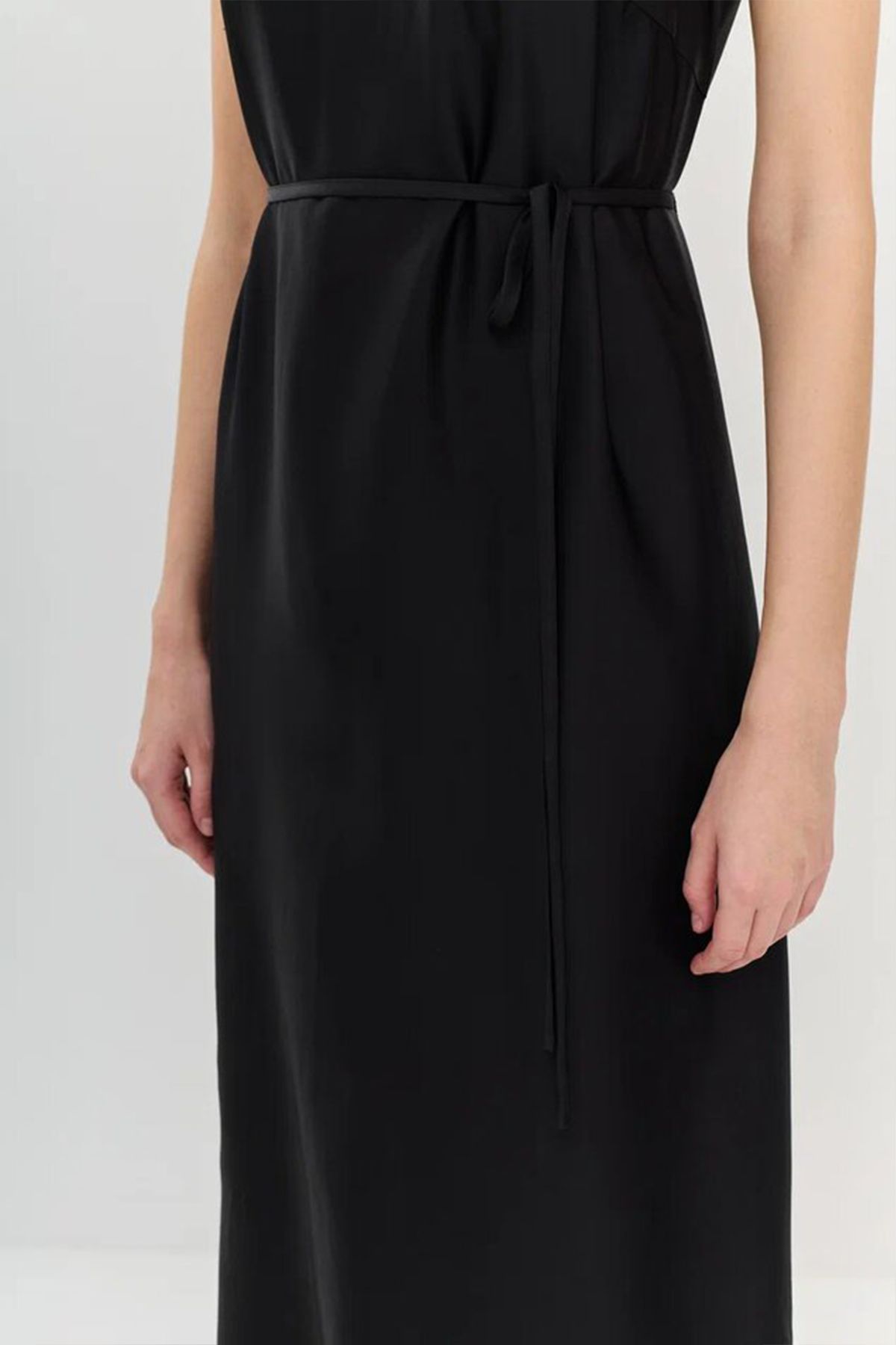 Классическое платье прямого кроя с круглым вырезом горловины, 40р