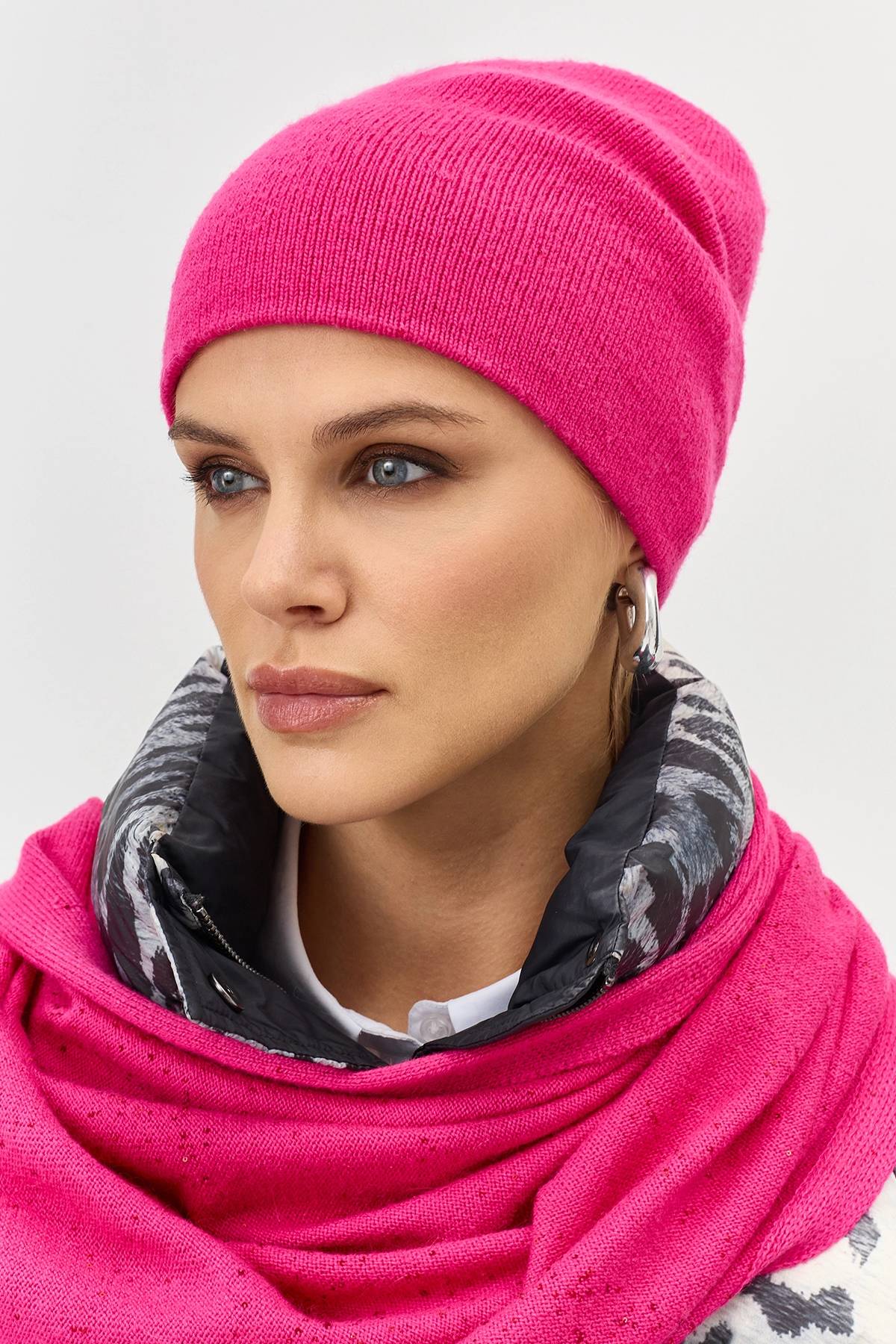 Розовая тонкая шапка с пайетками, One