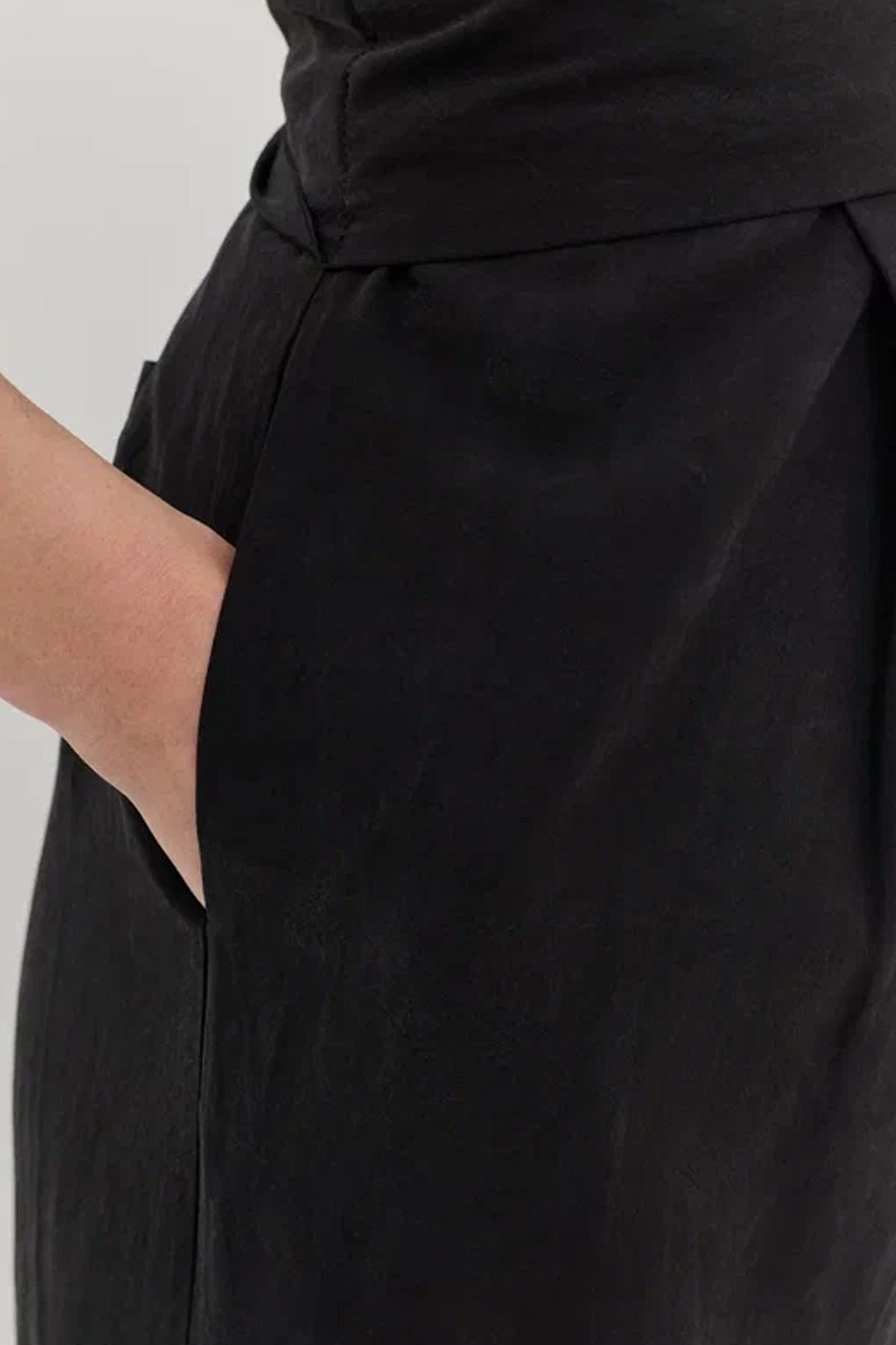 Комбинезон черного цвета с широкими штанинами, 50р