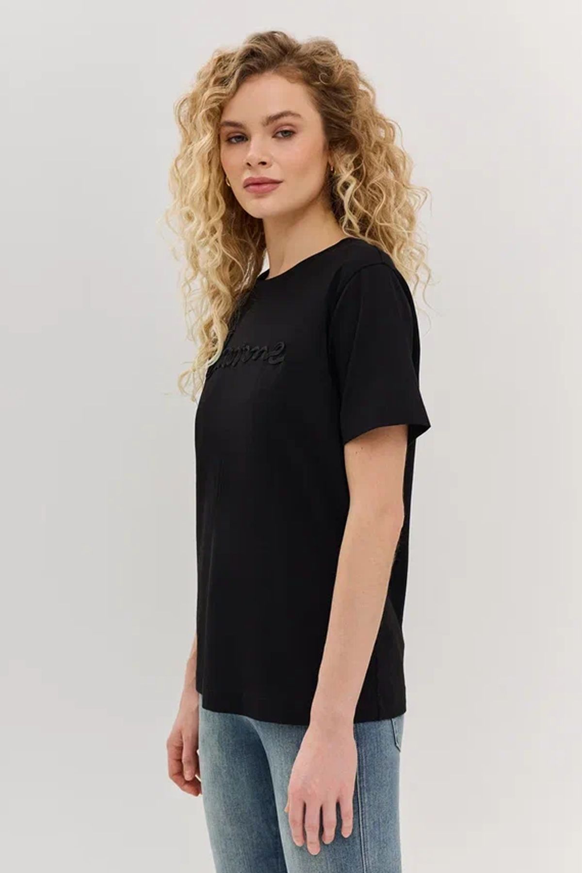 Чёрная футболка с объёмной вышивкой шнурком, 46р