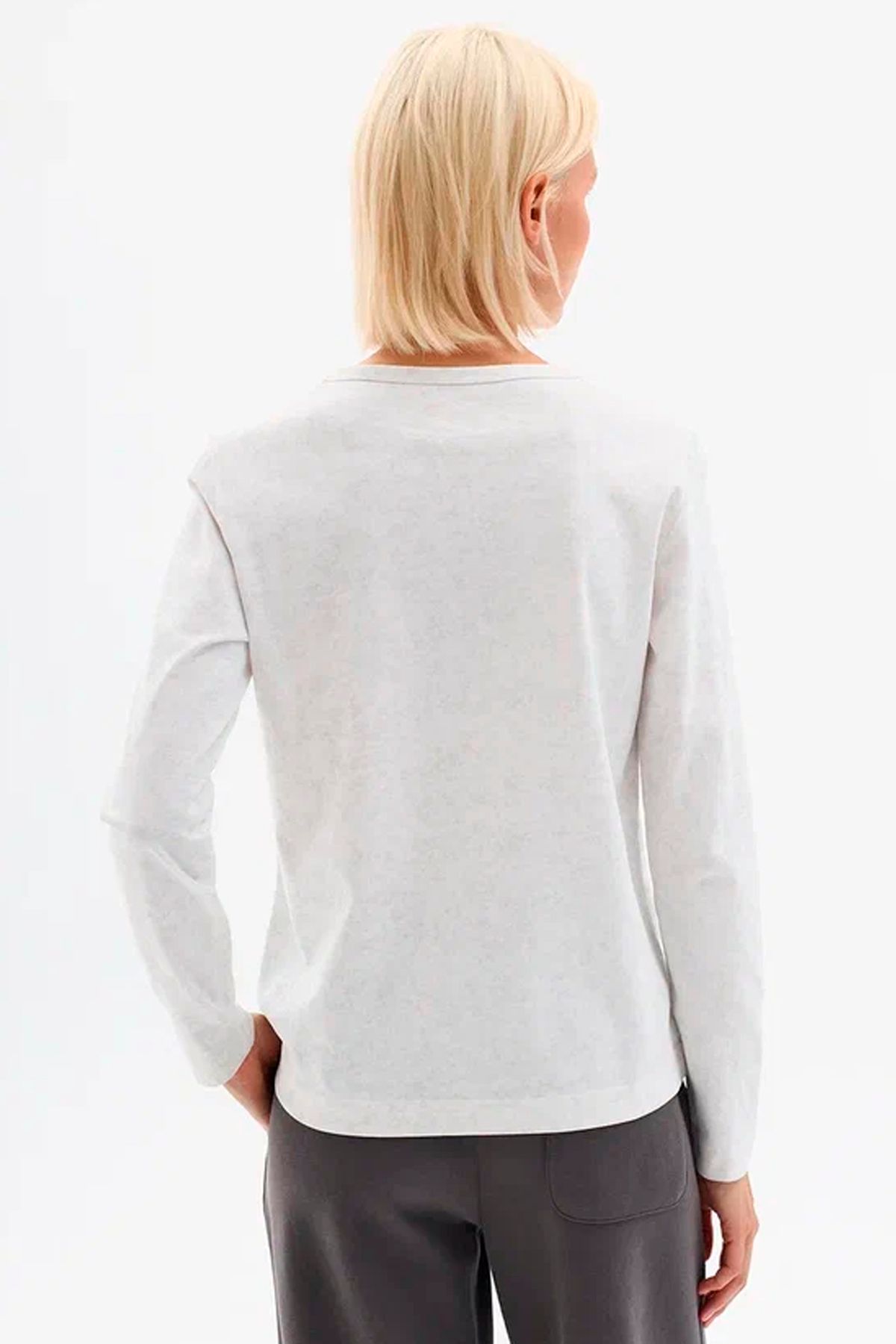 Приталенный джемпер с эффектом "мраморной" ткани в молочном цвете, 42р