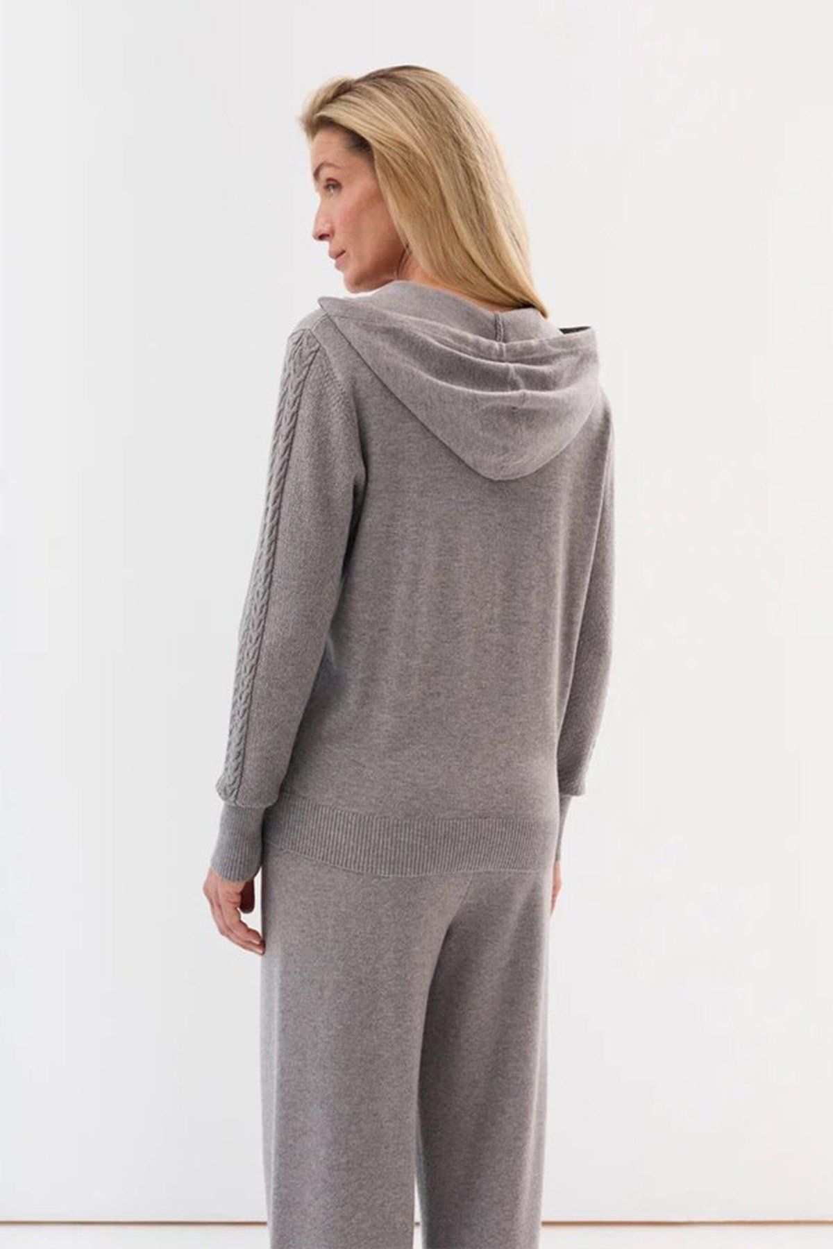 Вязаный жакет с капюшоном, 48р