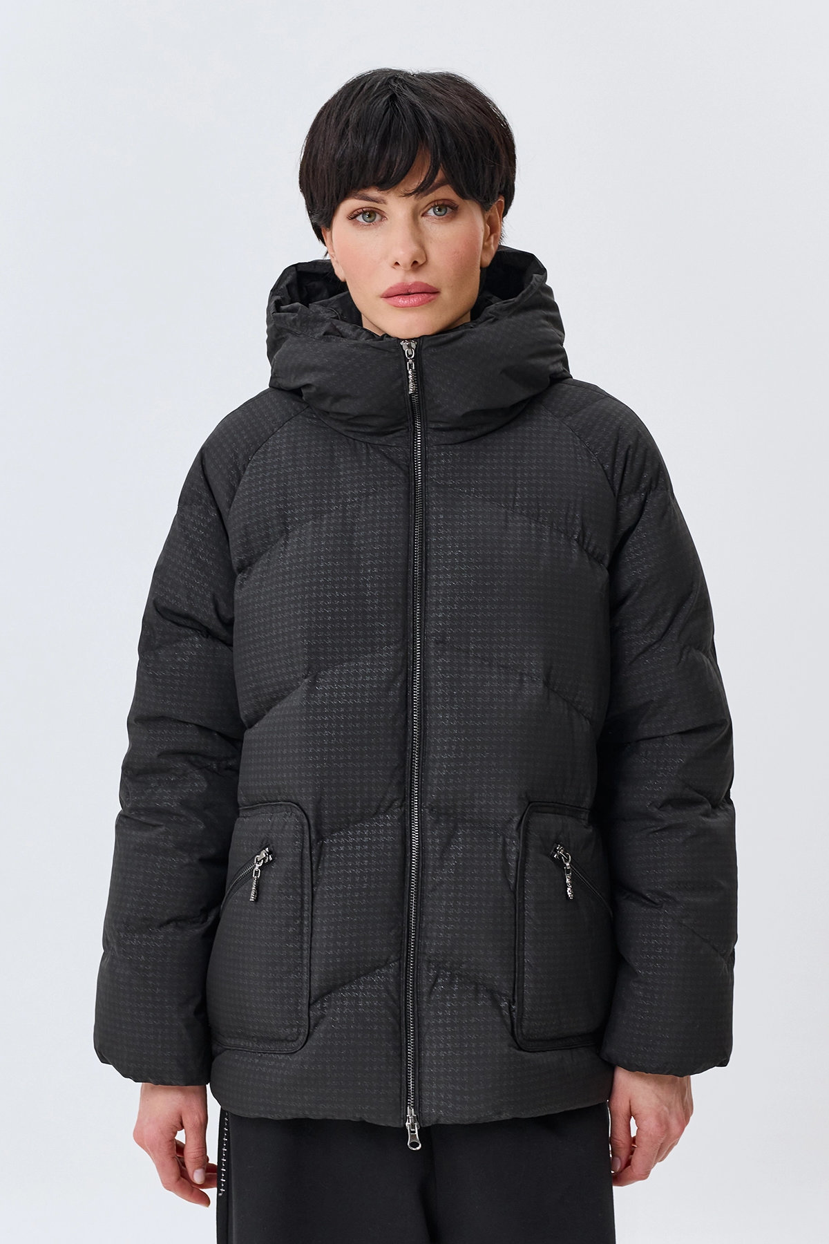 Oversize пуховик черный с деликатным блеском, 46