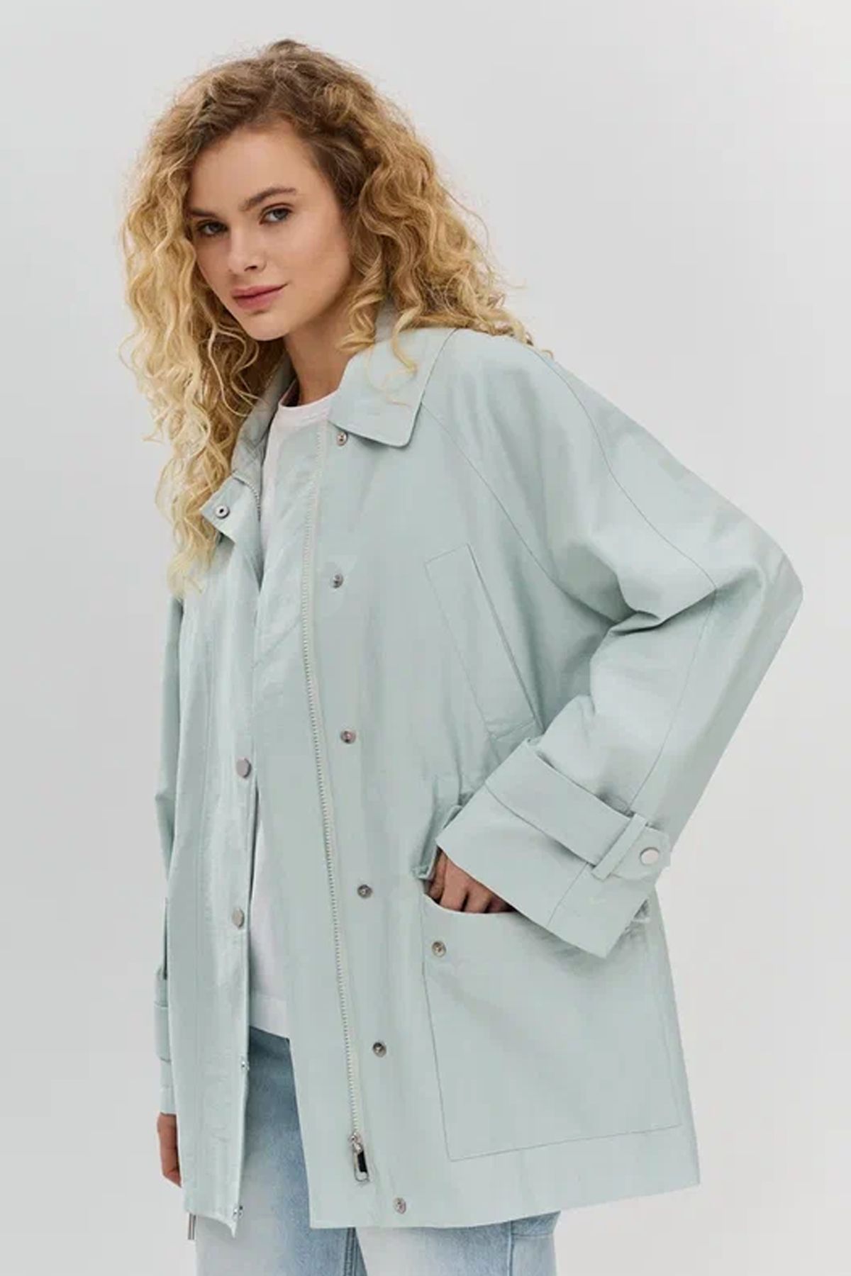 Ветровка свободного силуэта с контрастными пуговицами в ментоловм цвете, 46р