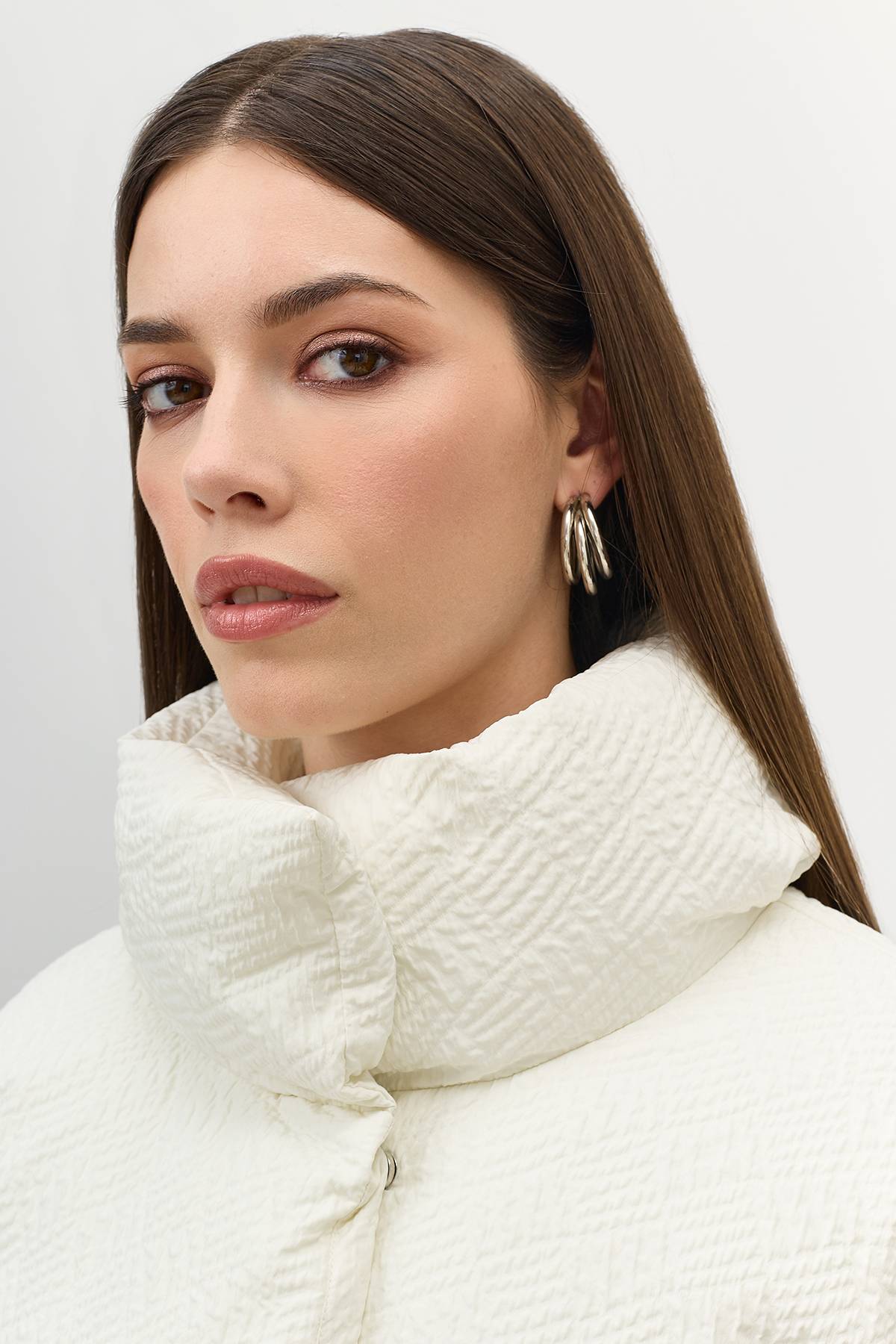 Лимитированная серия объемная куртка из фактурной ткани с палантином, 42