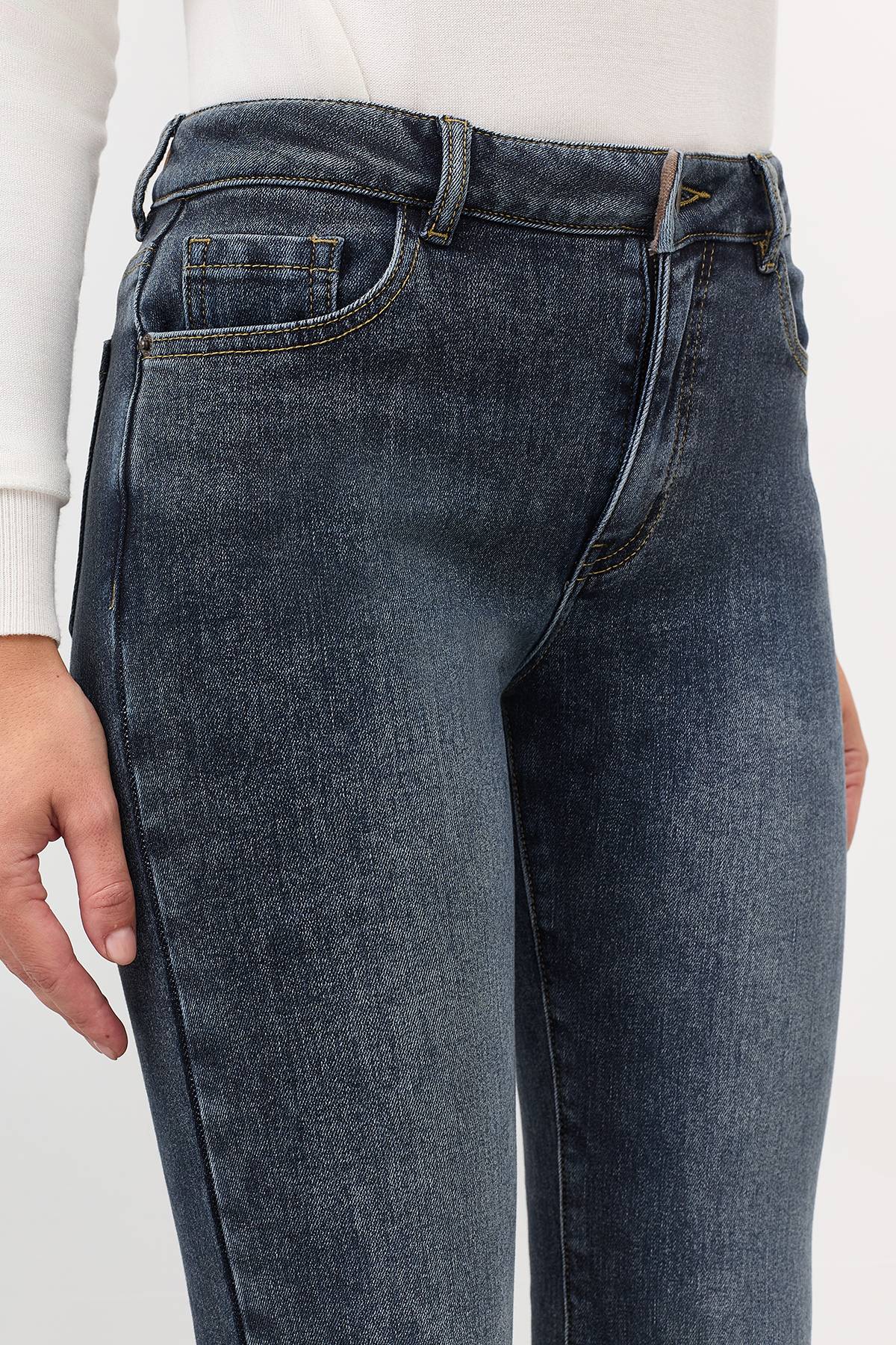 Джинсы прямого кроя со средней посадкой, 52