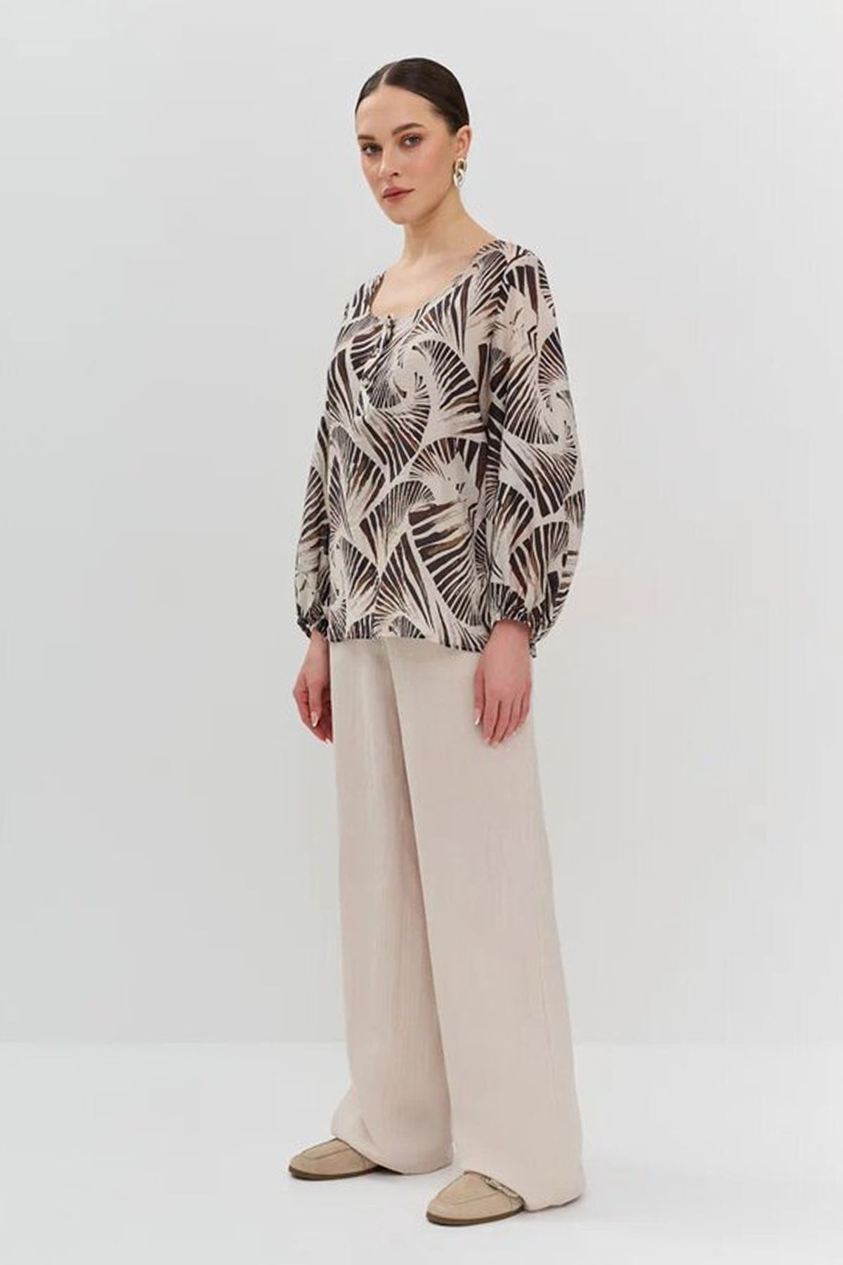 Брюки молочного цвета с резинкой на талии, 44р