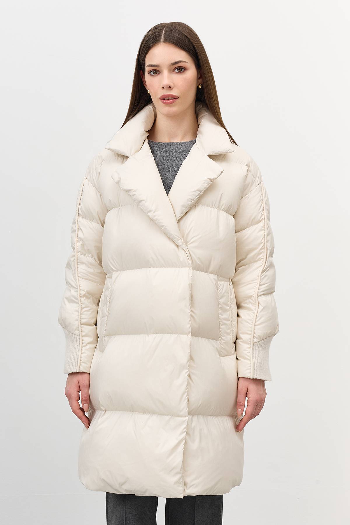 Лимитированная серия белый пуховик на запах с трикотажной манишкой и палантин, 42