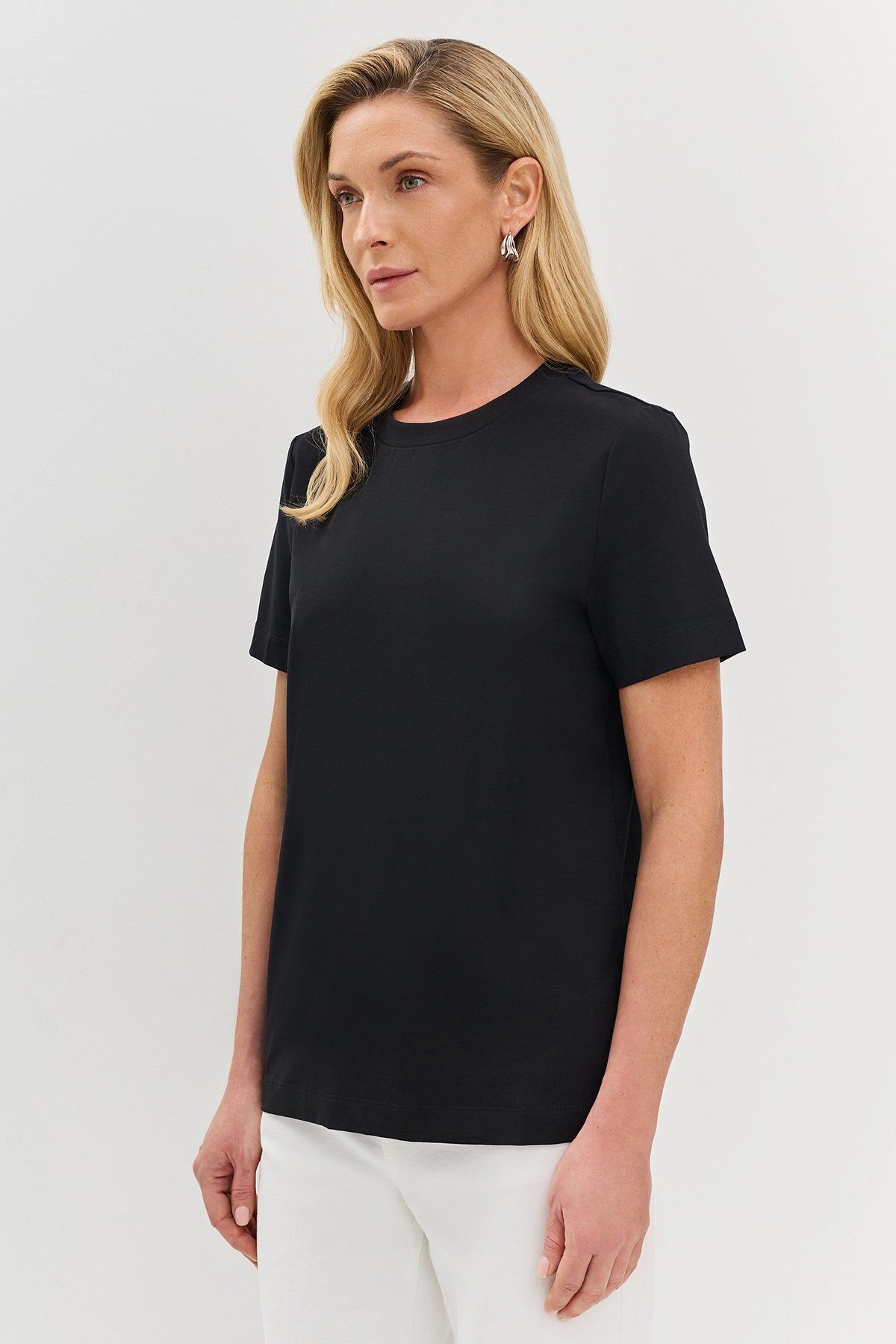 Базовая футболка в чёрном цвете с коротким рукавом, 52р