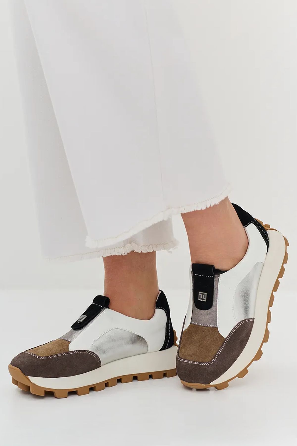 Кроссовки с контрастными деталями из натуральной кожи и мягкой замши, 40р