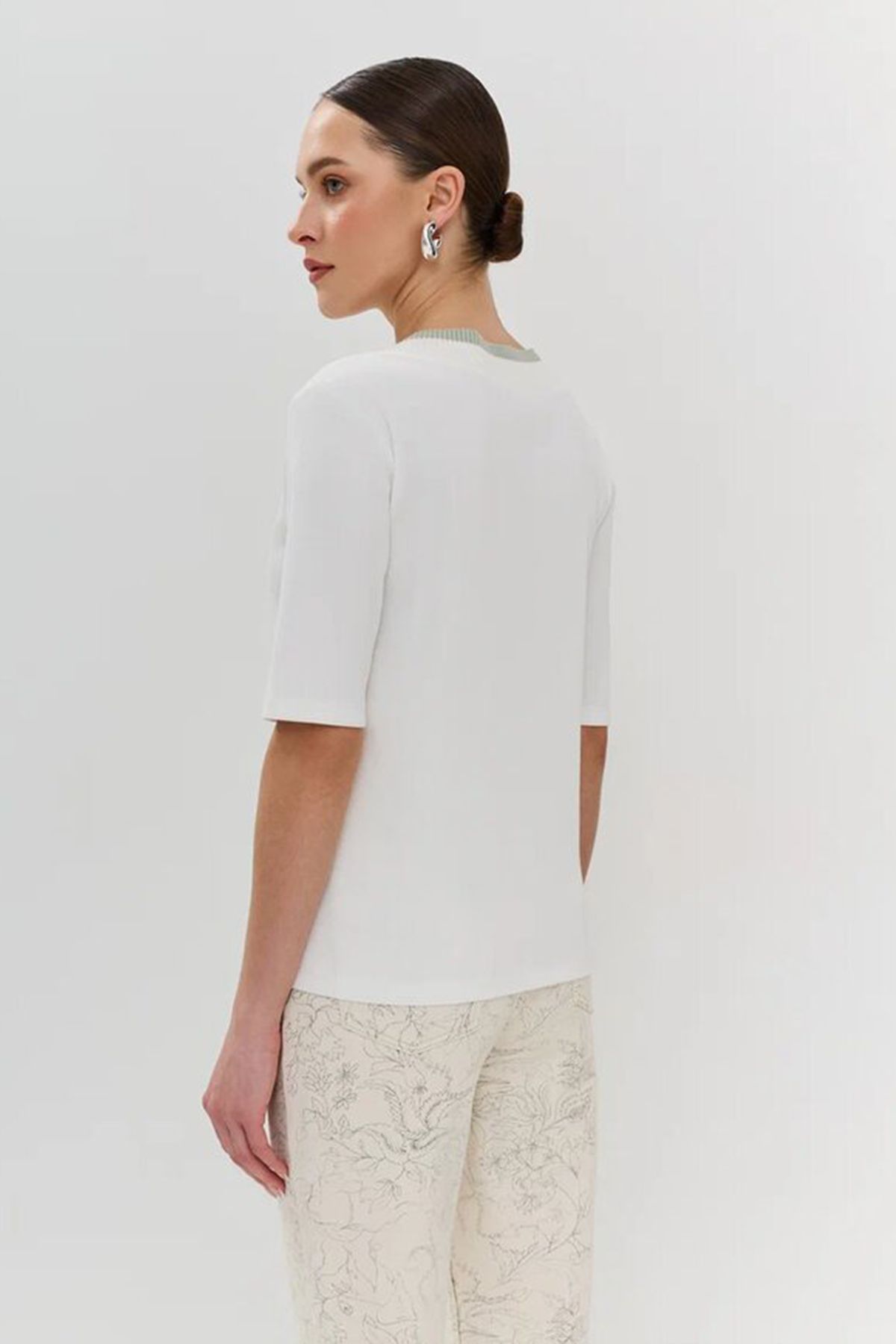 Футболка молочного цвета с акцентной горловиной, 42р