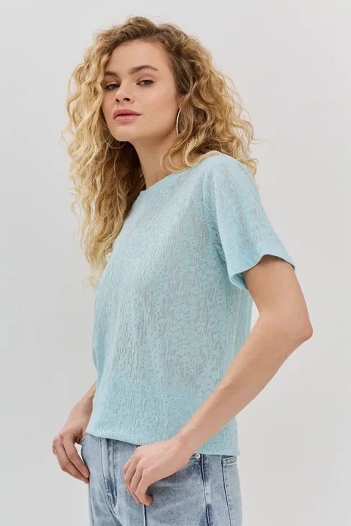 Однотоная футболка голубого цвета из фактурной ткани, 42р