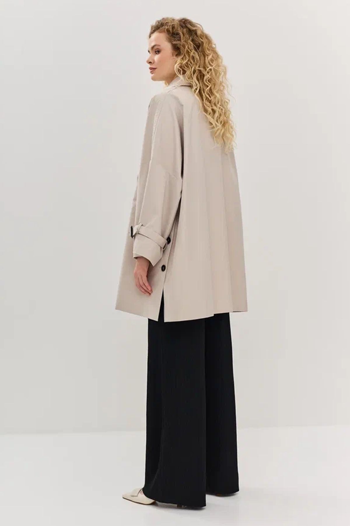 Укороченный тренч с контрастными пуговицами, 48р