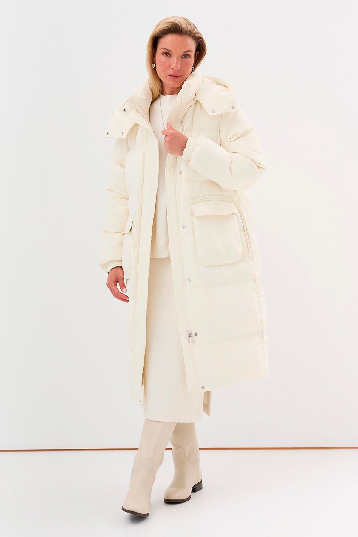 Пуховое пальто свободного силуэта с капюшоном в молочном цвете, 50р