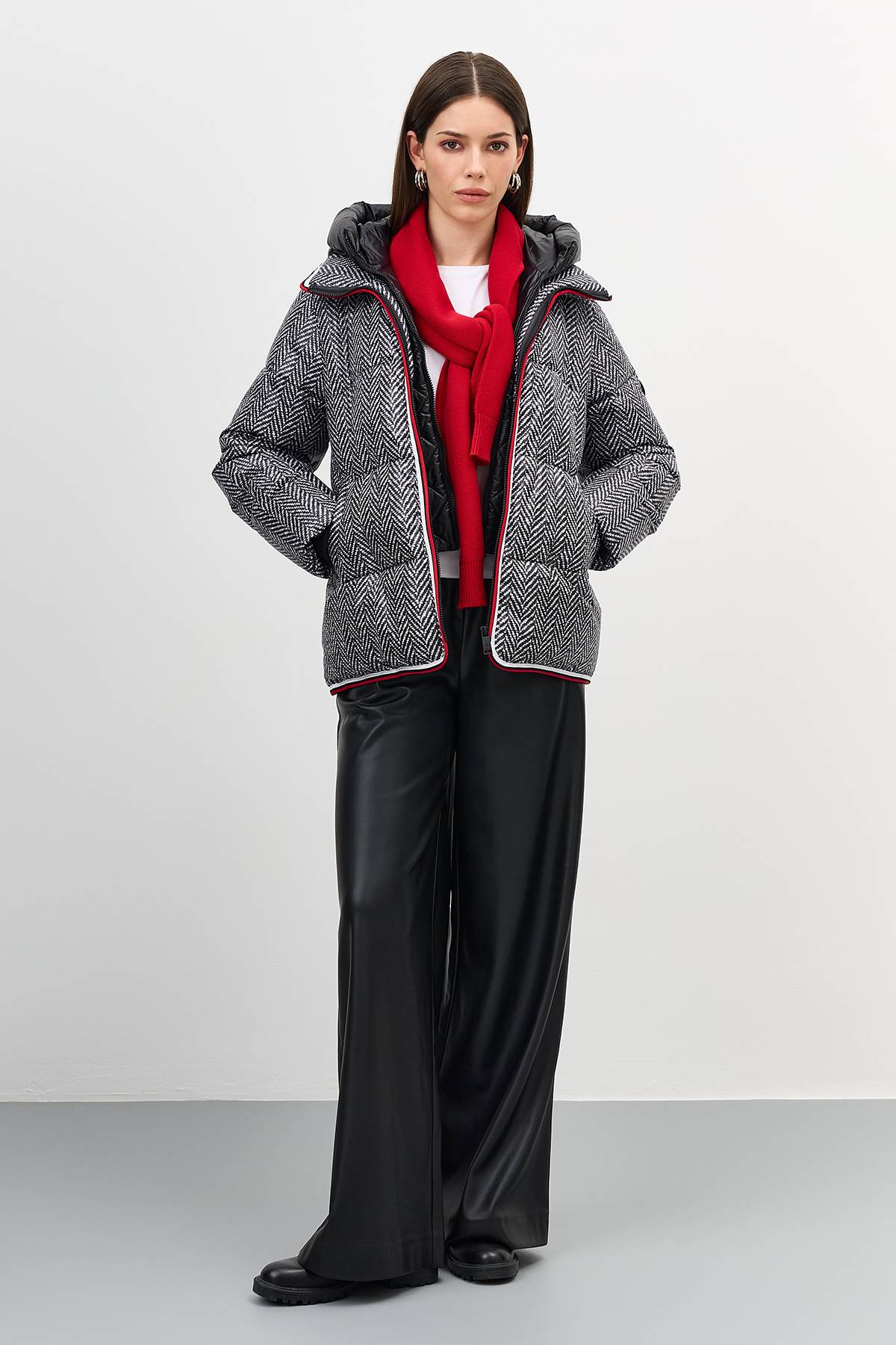 Лимитированная серия Комбинированная куртка с принтомс палантином, 42