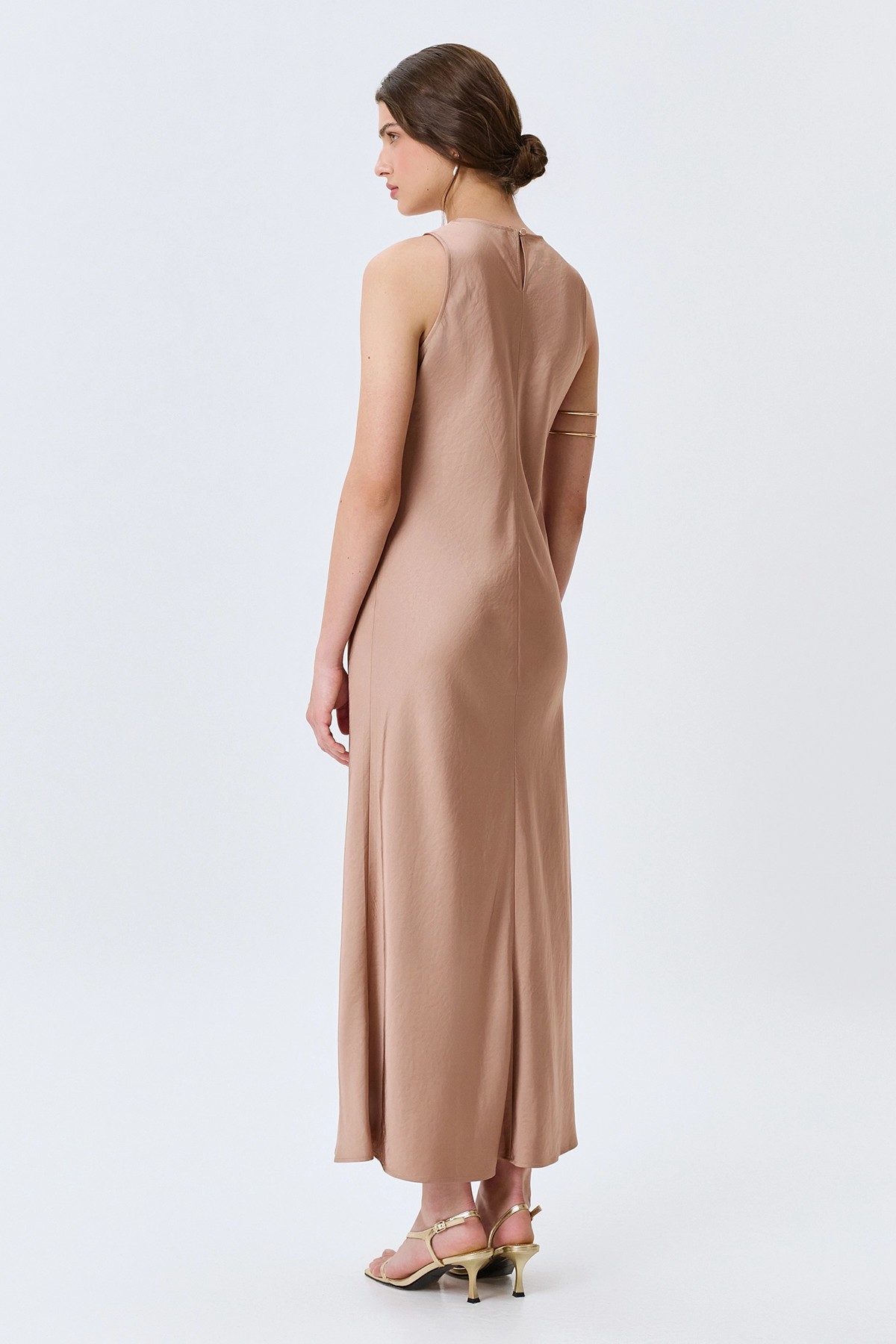 Бежевое сатиновое платье из смесовой вискозы, 50
Бежевое сатиновое платье из смесовой вискозы