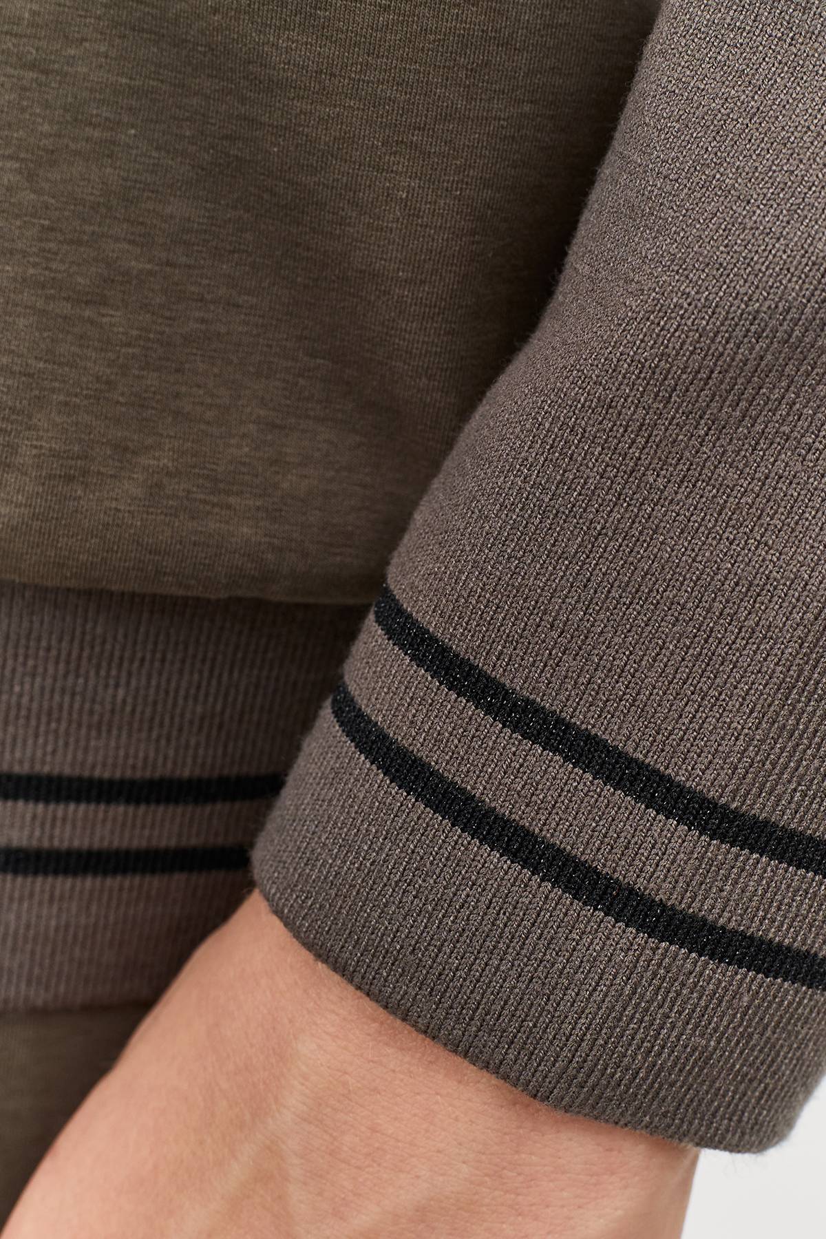 Лимитированная серия свитшот из модала с V-образным вырезом и палантином, 44