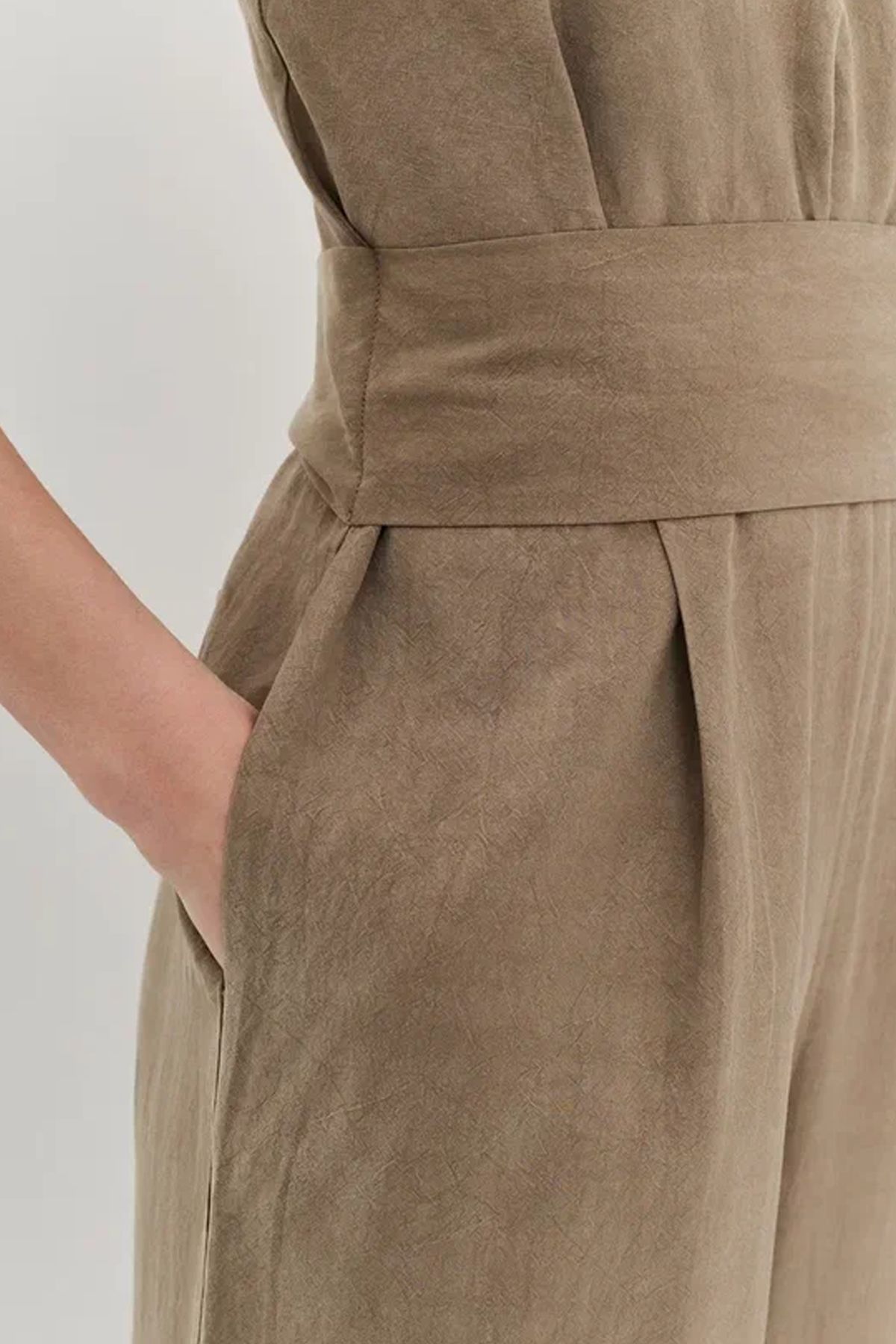 Комбинезон коричневого цвета с широкими штанинами, 50р