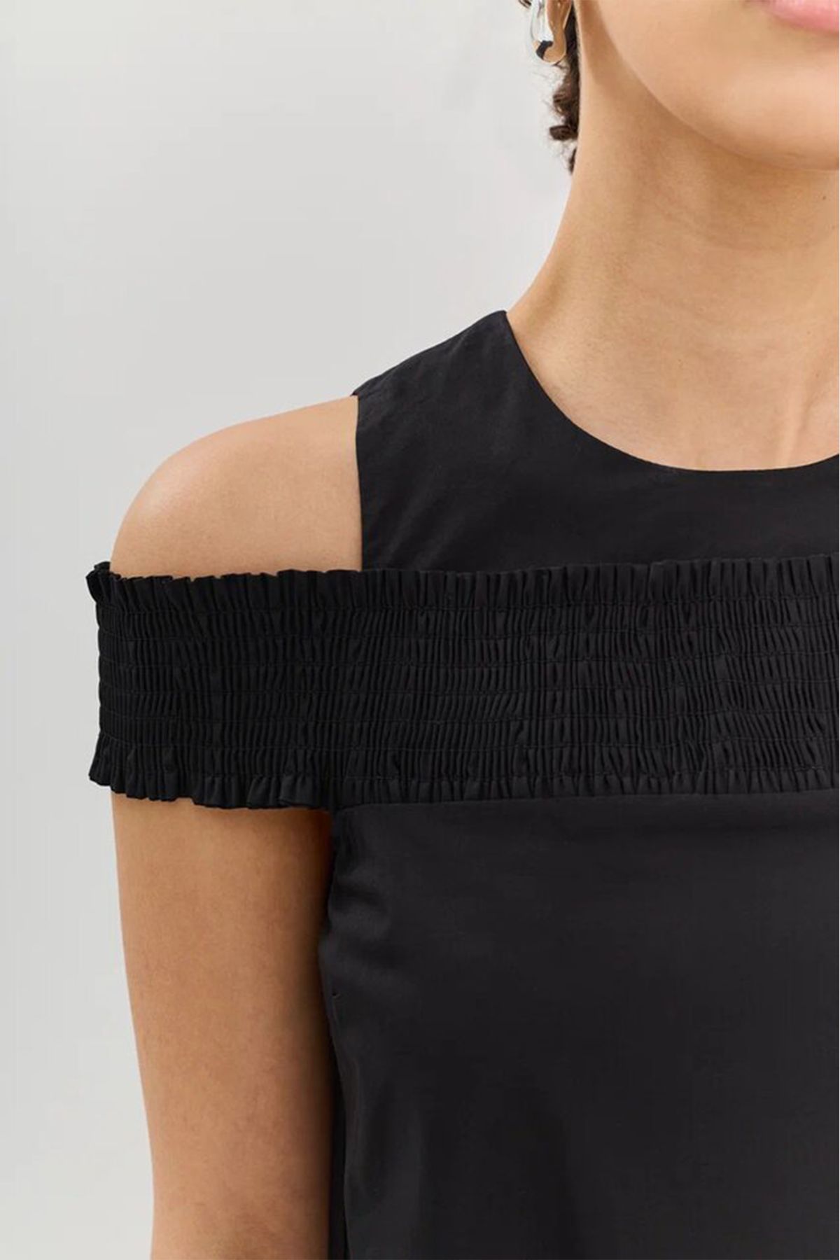 Платье с открытыми плечами, 48р