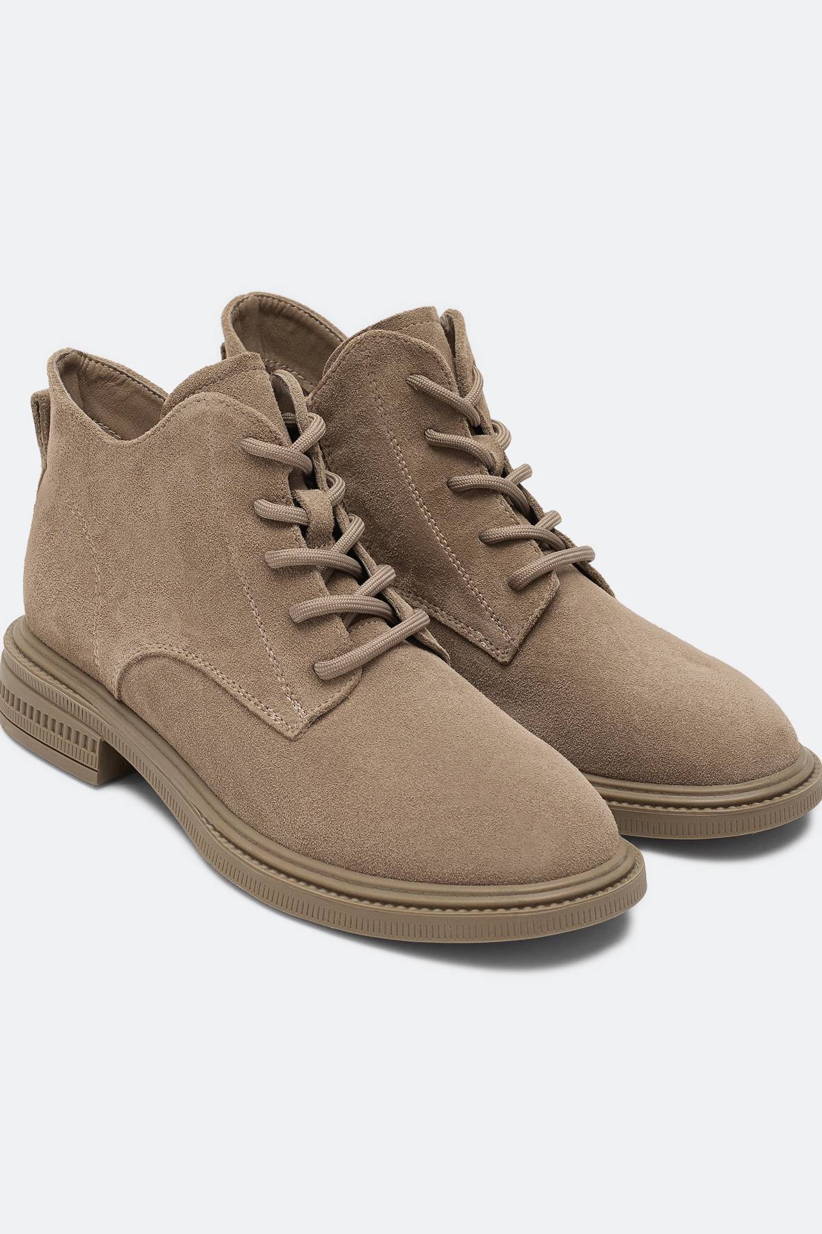 Замшевые ботинки с оригинальным вырезом, 36