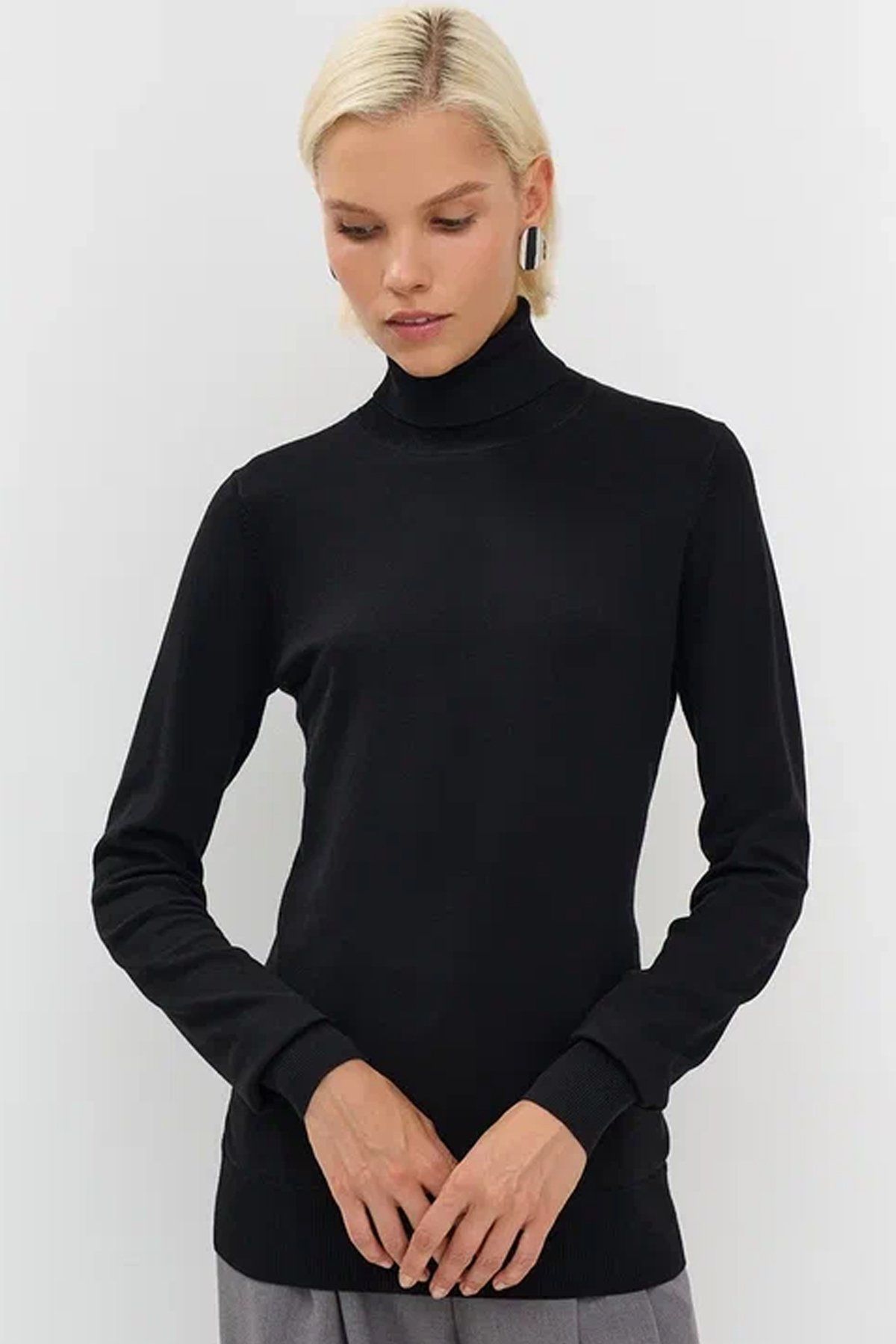 Базовый джемпер-водолазка черного цвета полуприлегающего кроя, 42р