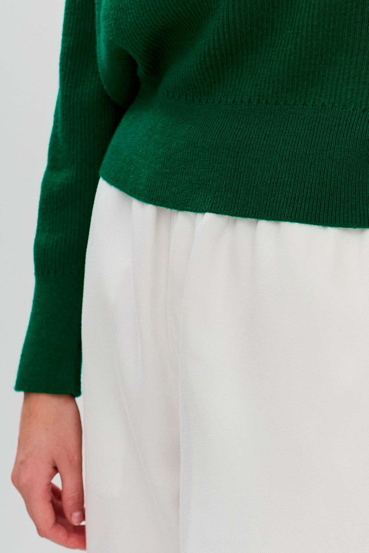 Трикотажный джемпер в зелёном цвете с иммитацией многослойности, 42р