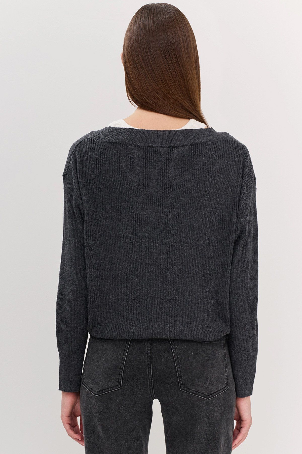 Трикотажный джемпер в графитовом цвете с имитацией многослойности, 52р