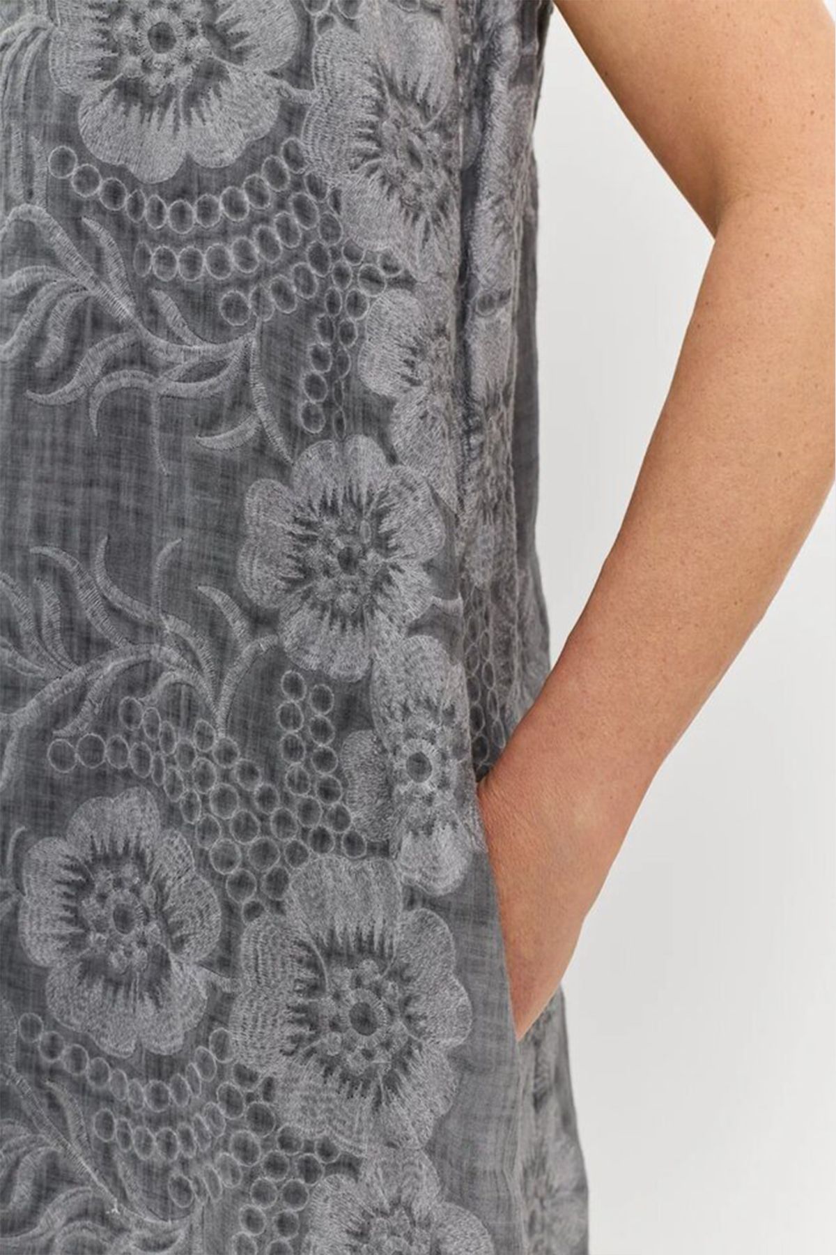 Платье без рукавов с флоральной вышивкой, 42р