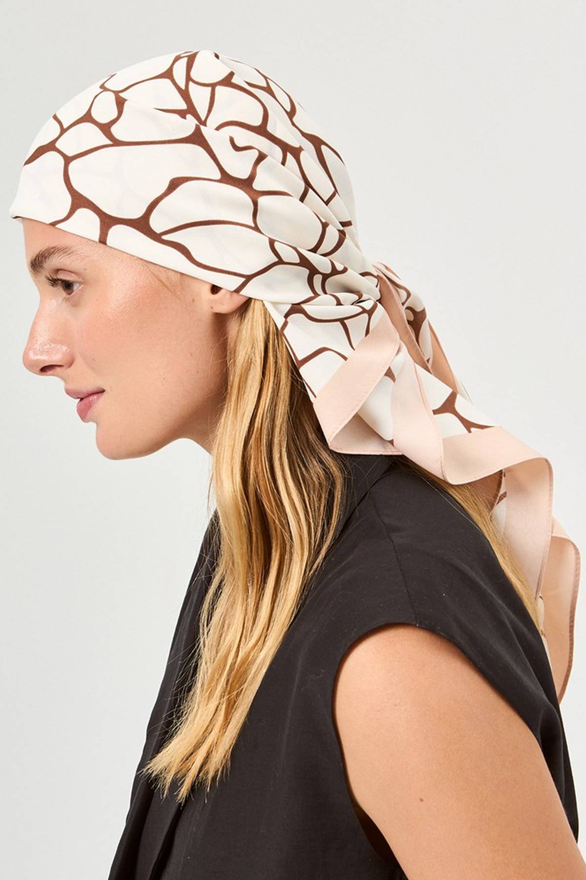 Платок с белым абстрактным принтом, 90х90