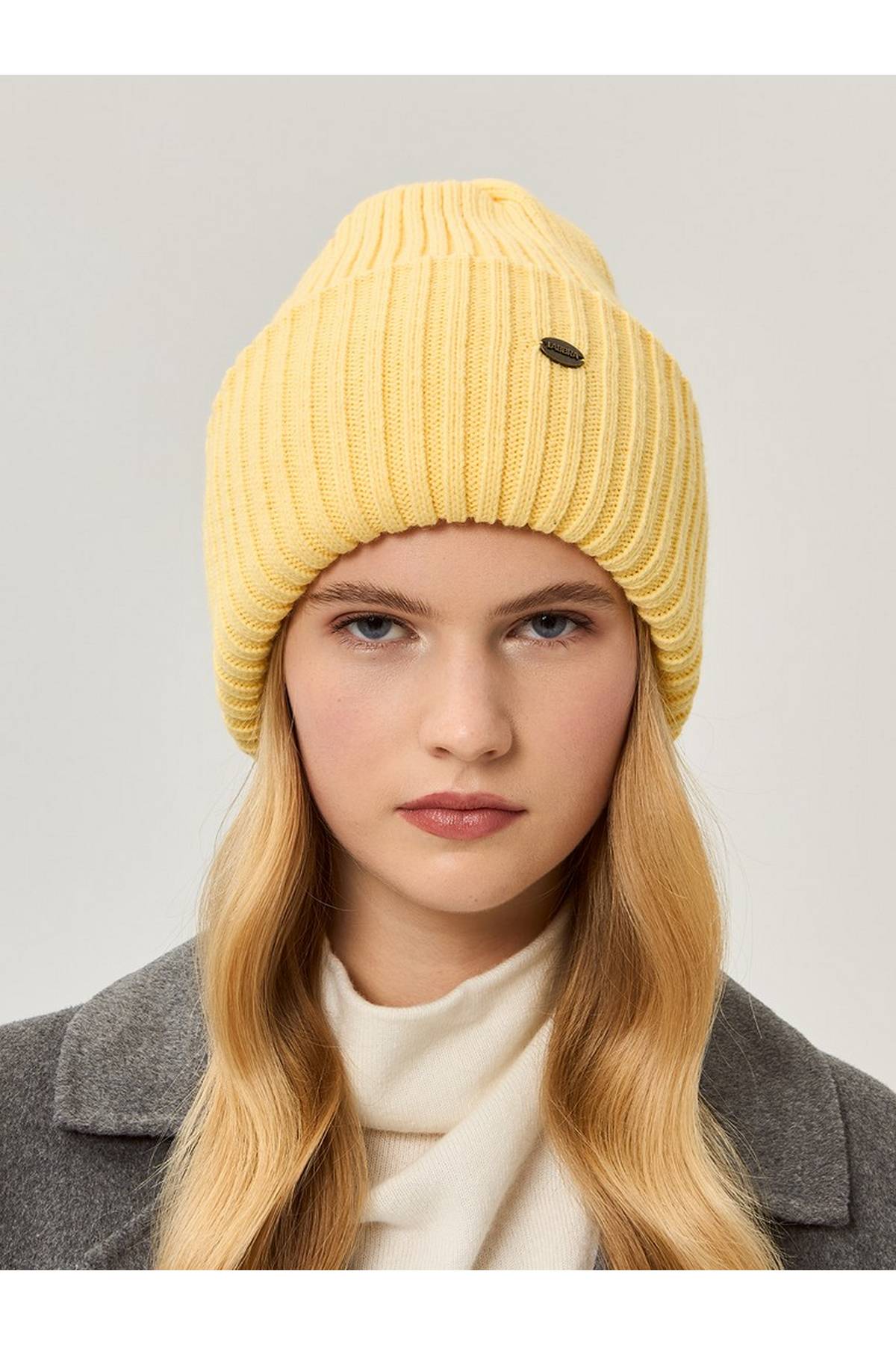 Шапка желтая, One