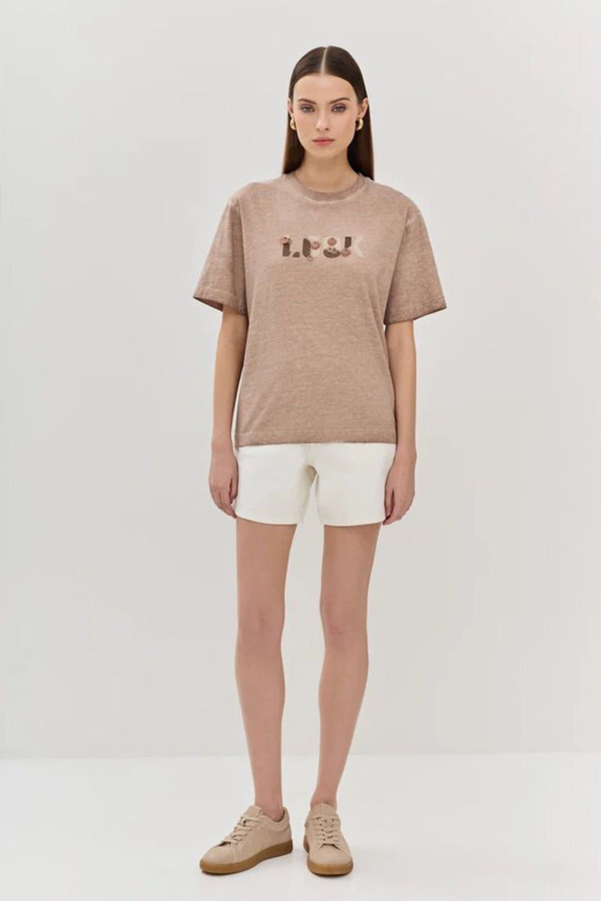 Футболка с потёртостями и надписью, украшенной пайетками, 46р