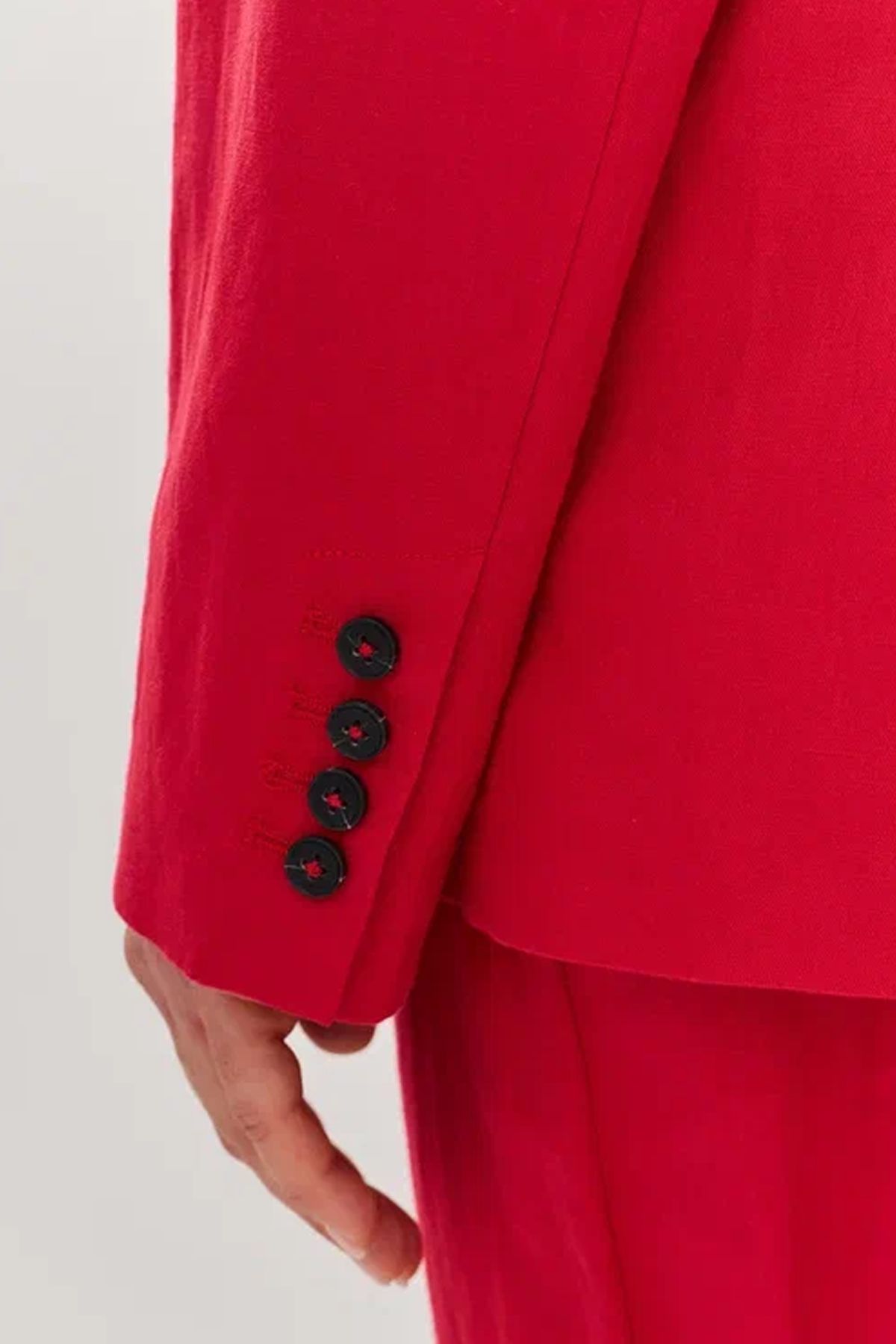 Однобортный жакет красного цвета с контрастной пуговицей, 52р