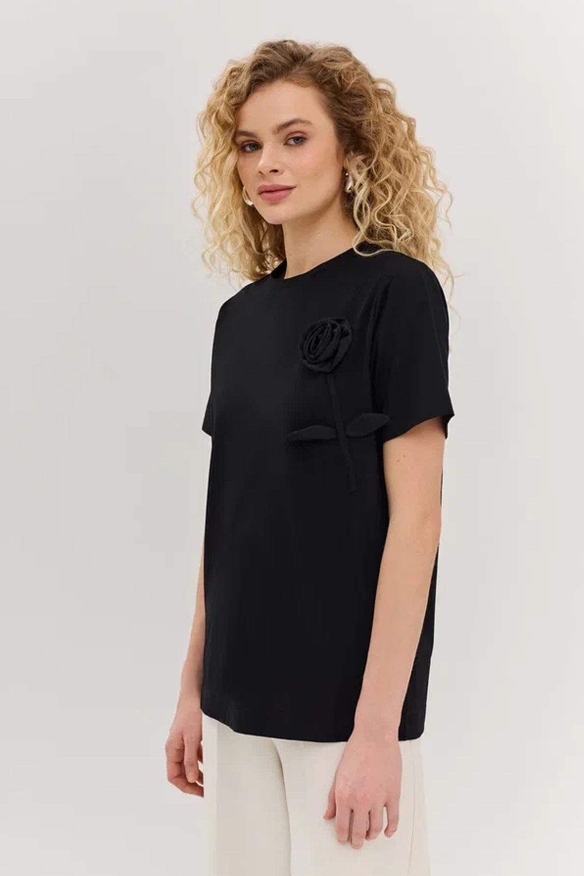 Футболка чёрного цвета с объёмным цветком, 48р