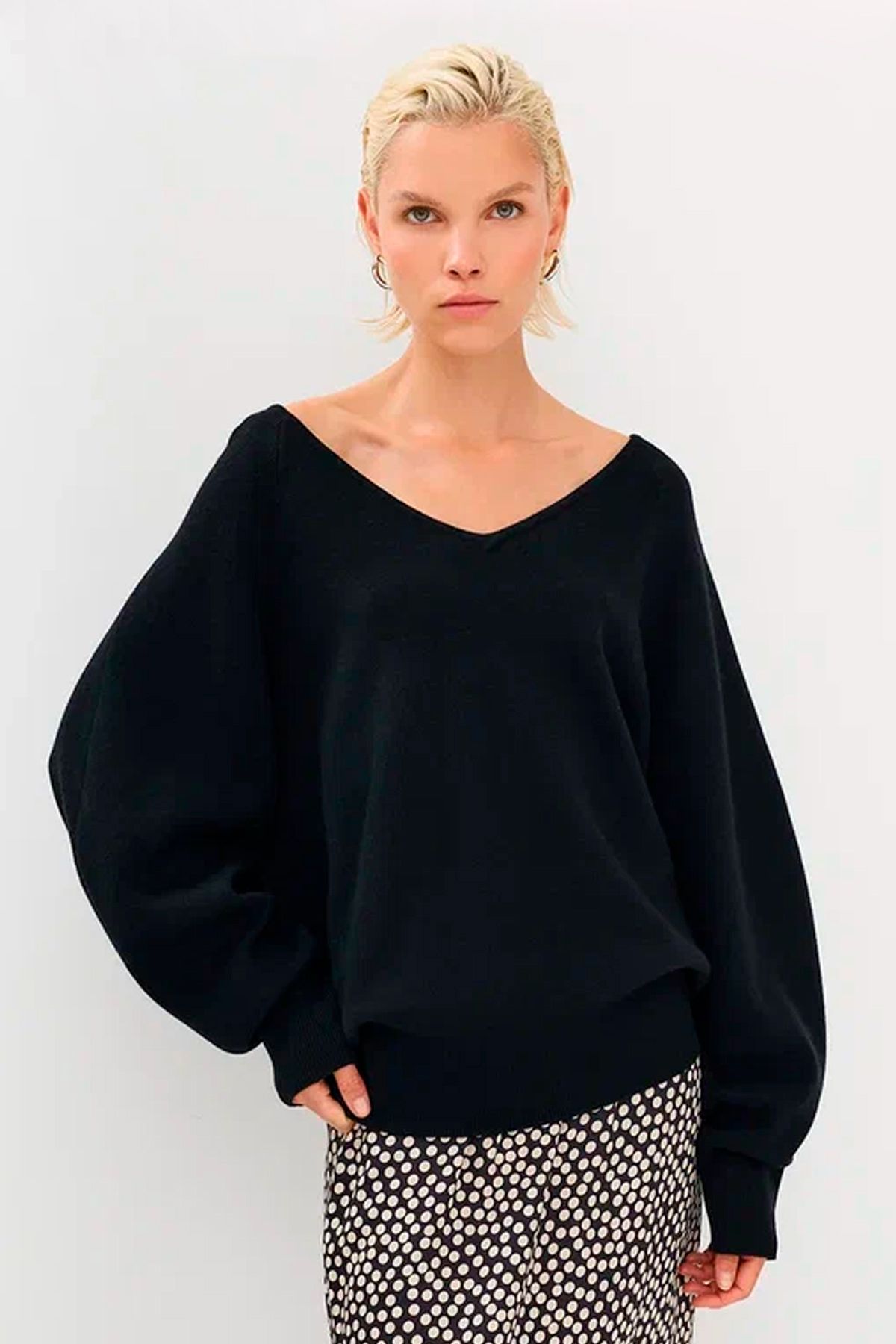 Объёмный трикотажный джемпер с обширным вырезом горловины, 44р