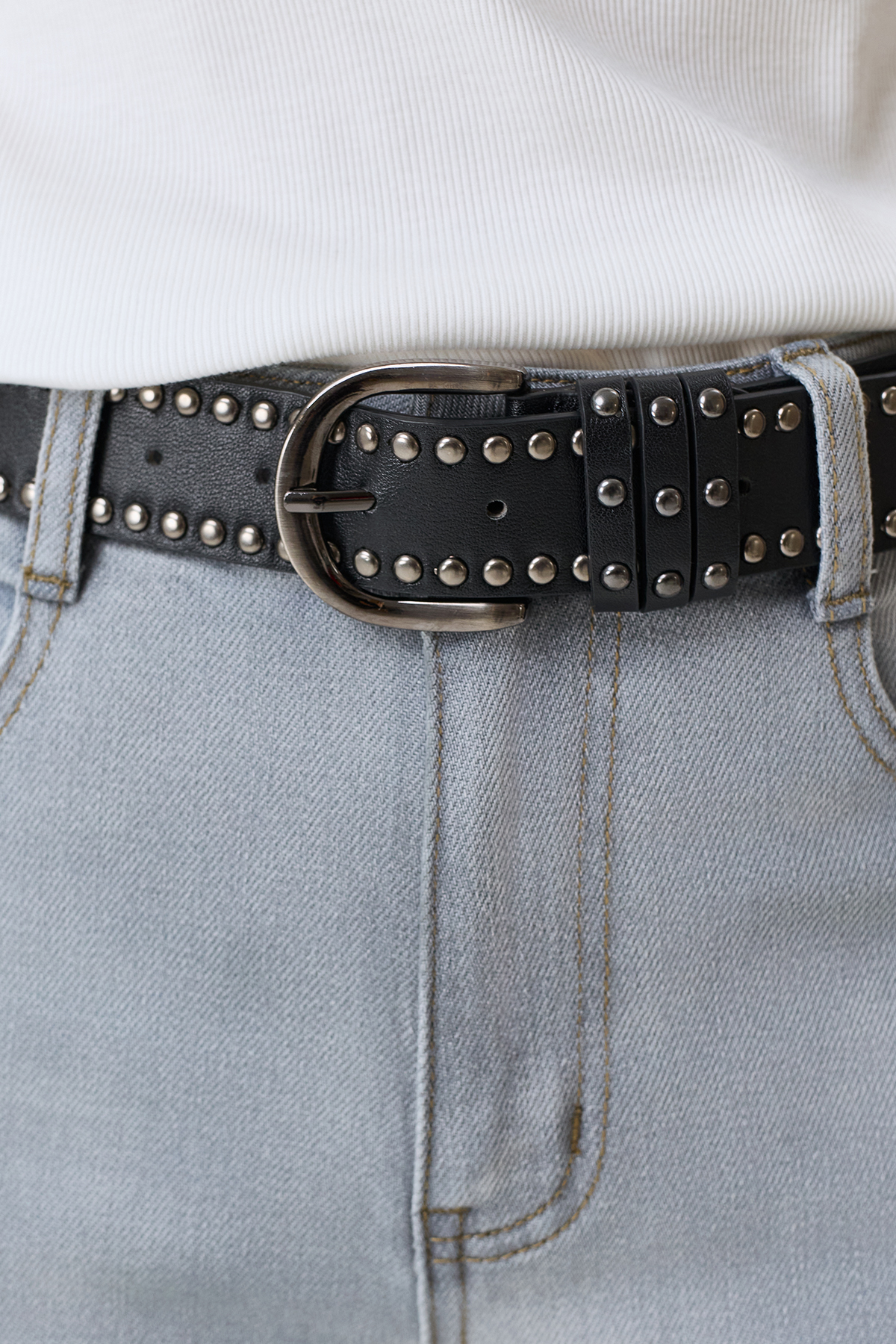 Широкий ремень с декоративными заклепками, S