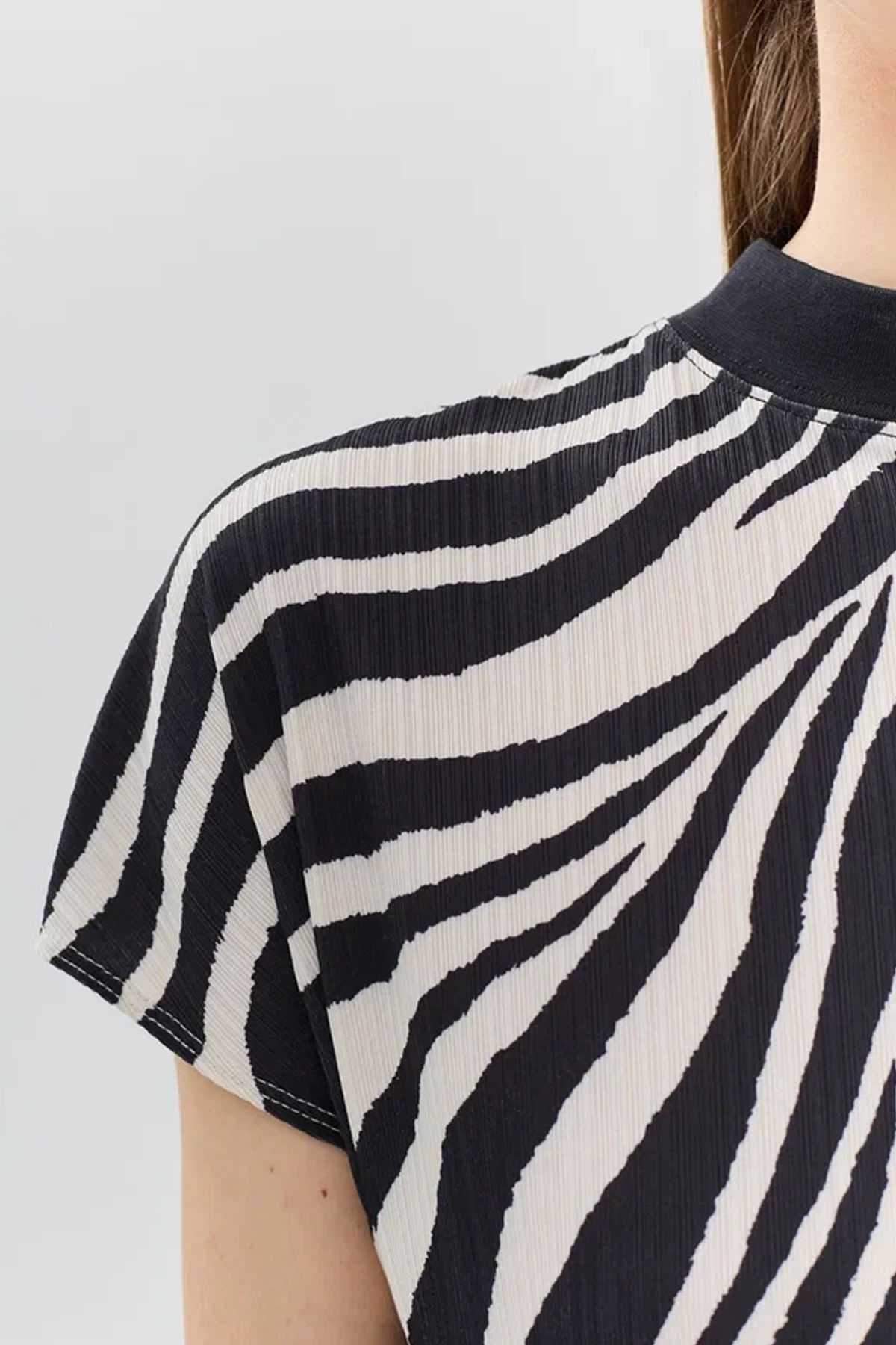 Трикотажная футболка с анималистичным принтом, 44р